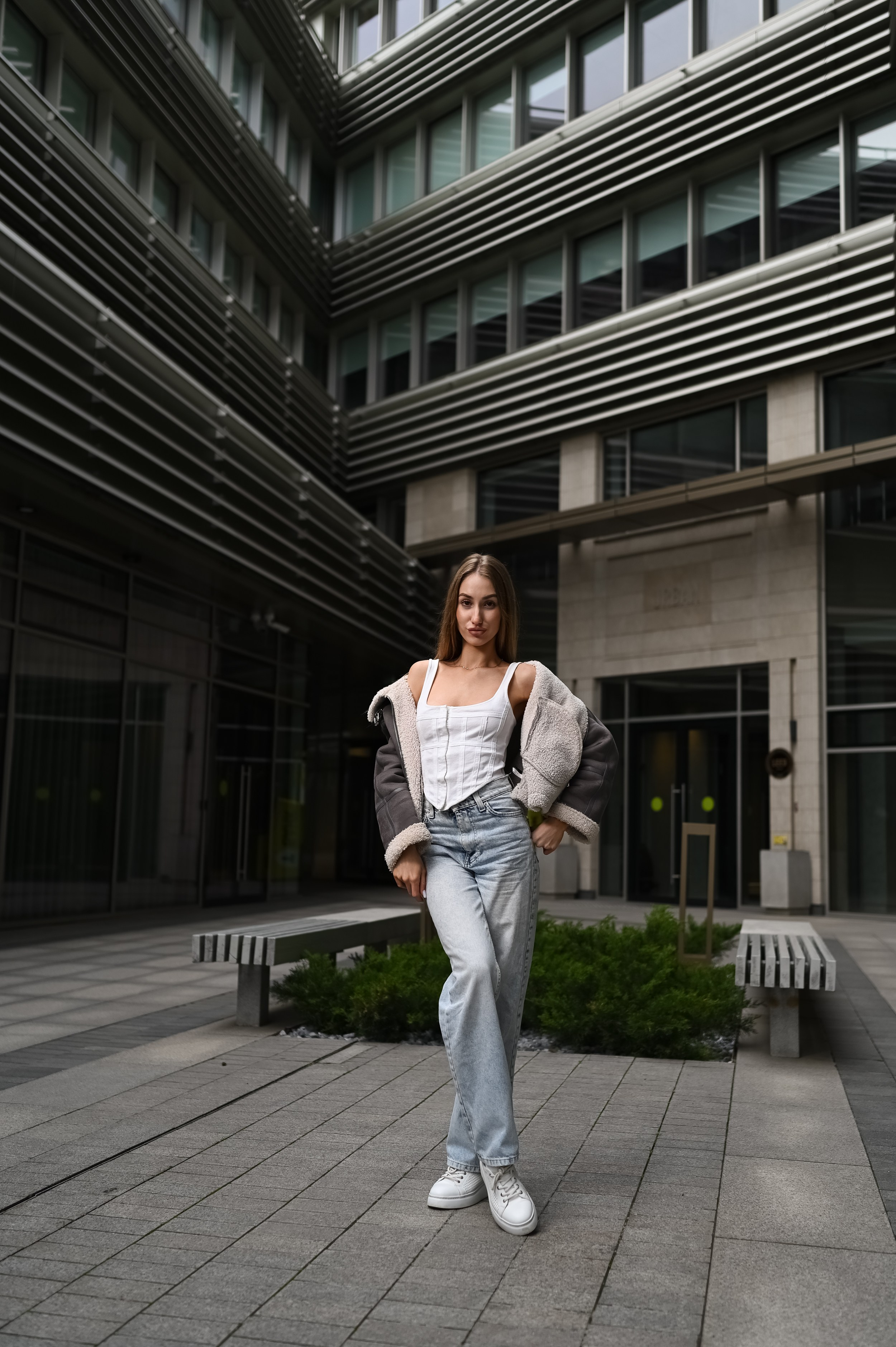 Красивая девушка позирует в урбанистической среде