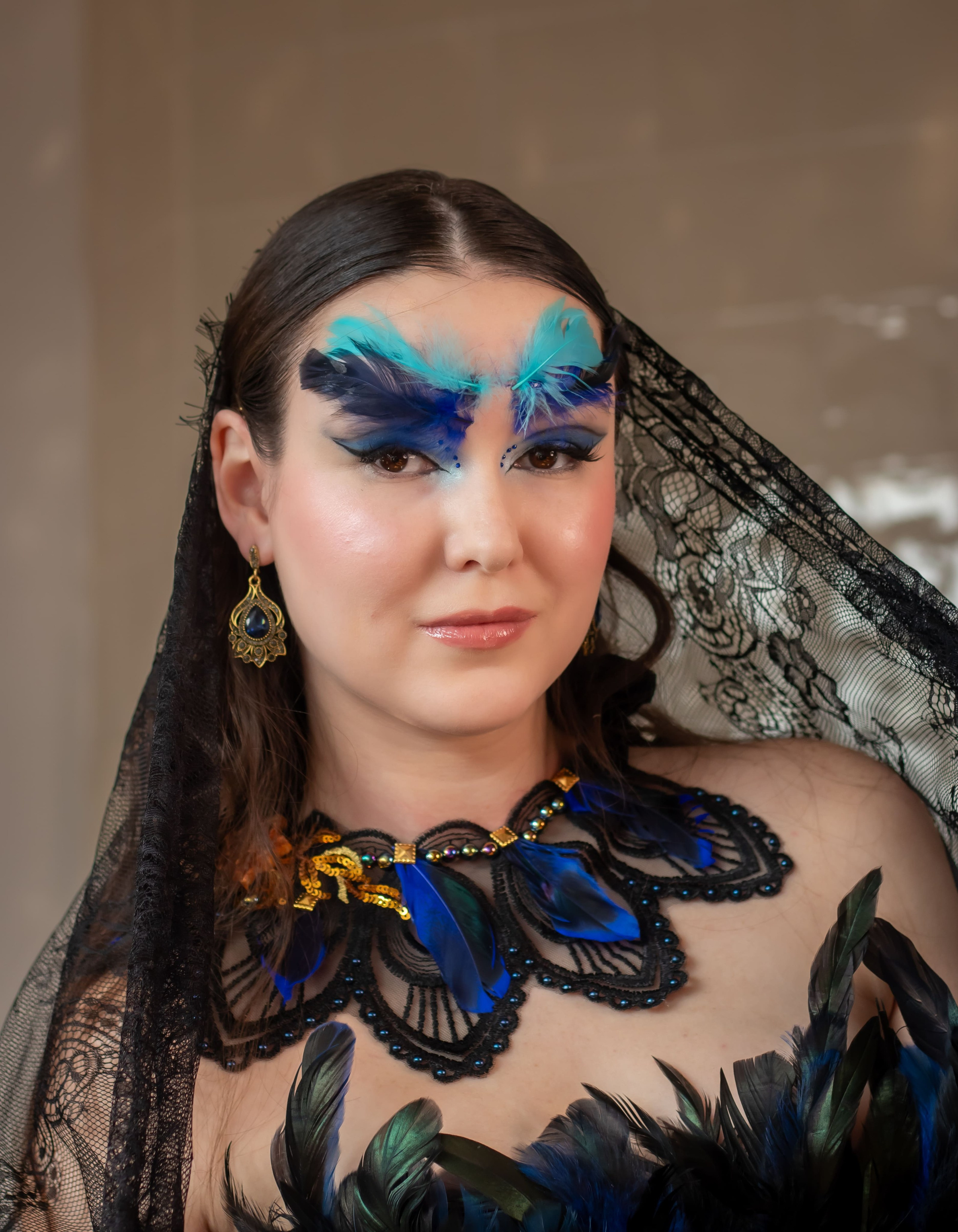 портрет девушки с ярким макияжем студийная фотосессия