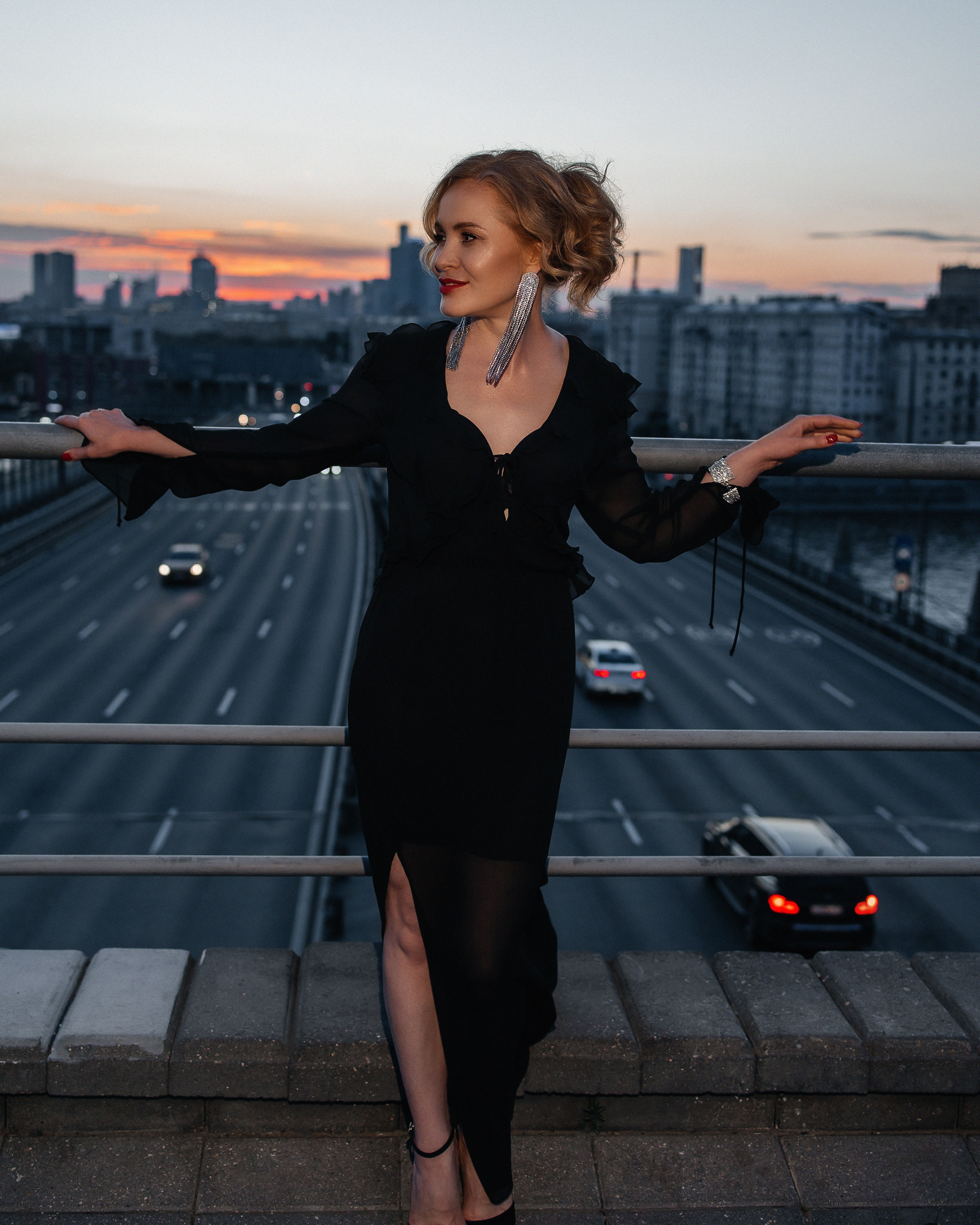 Съёмка на мосту над трассой на закате