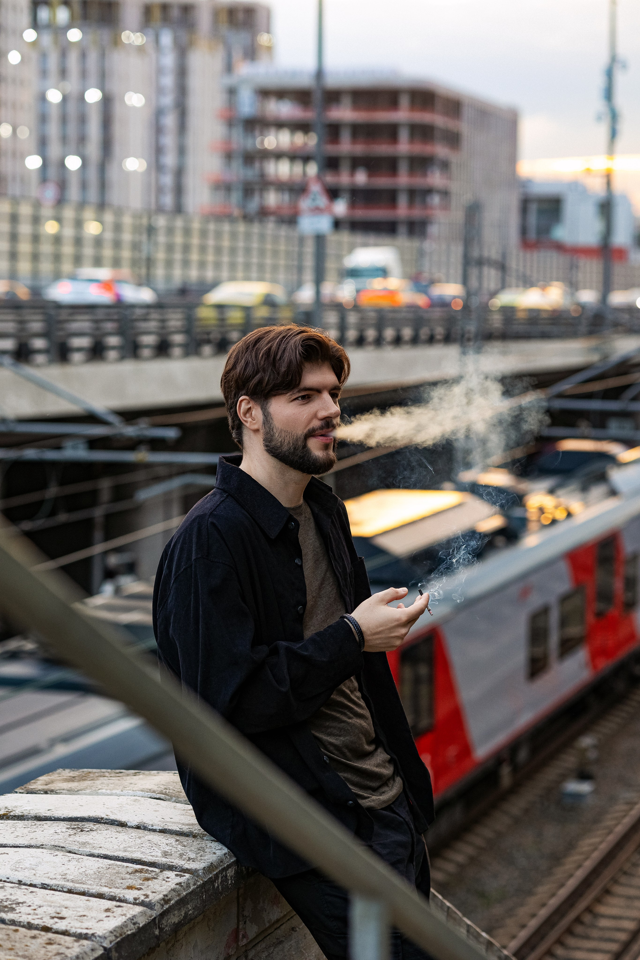 Мужской портрет у железной дороги