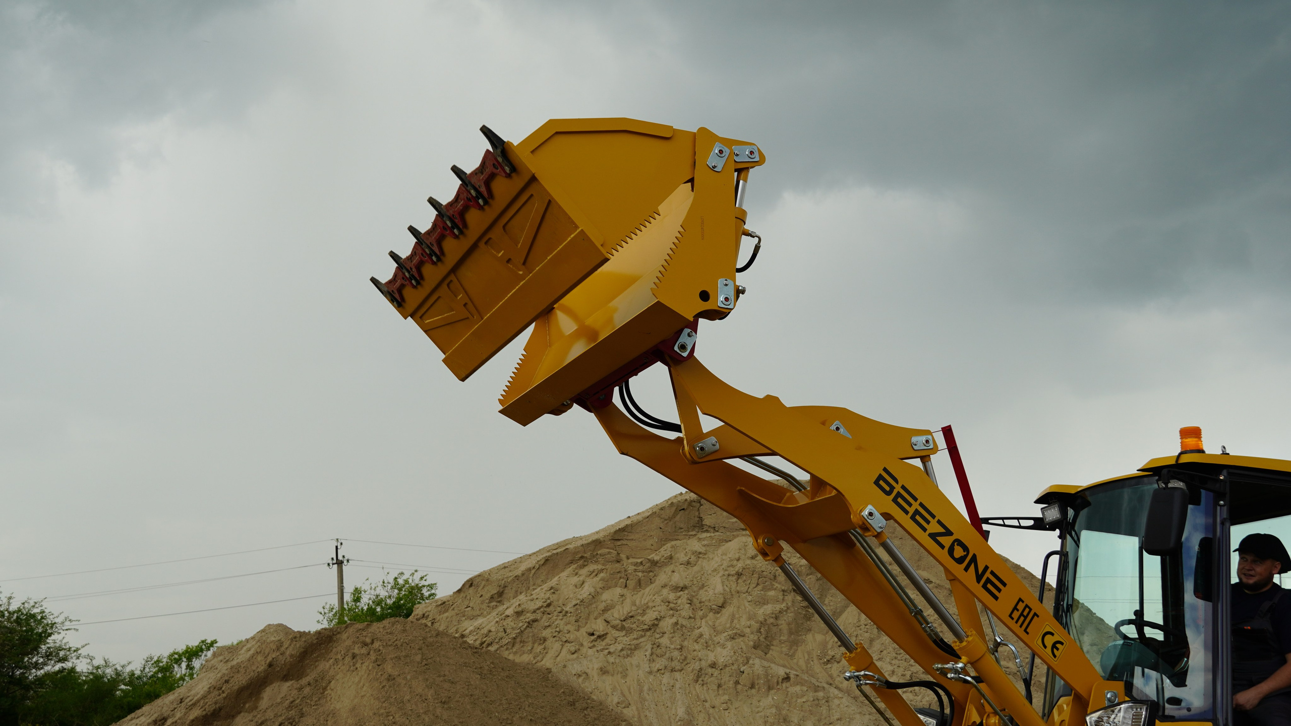 Фото фронт.погр. Beezone 916. Продажа и обслуживание грузовой техники и спецтехники в г. Новосибирск компания СТИ