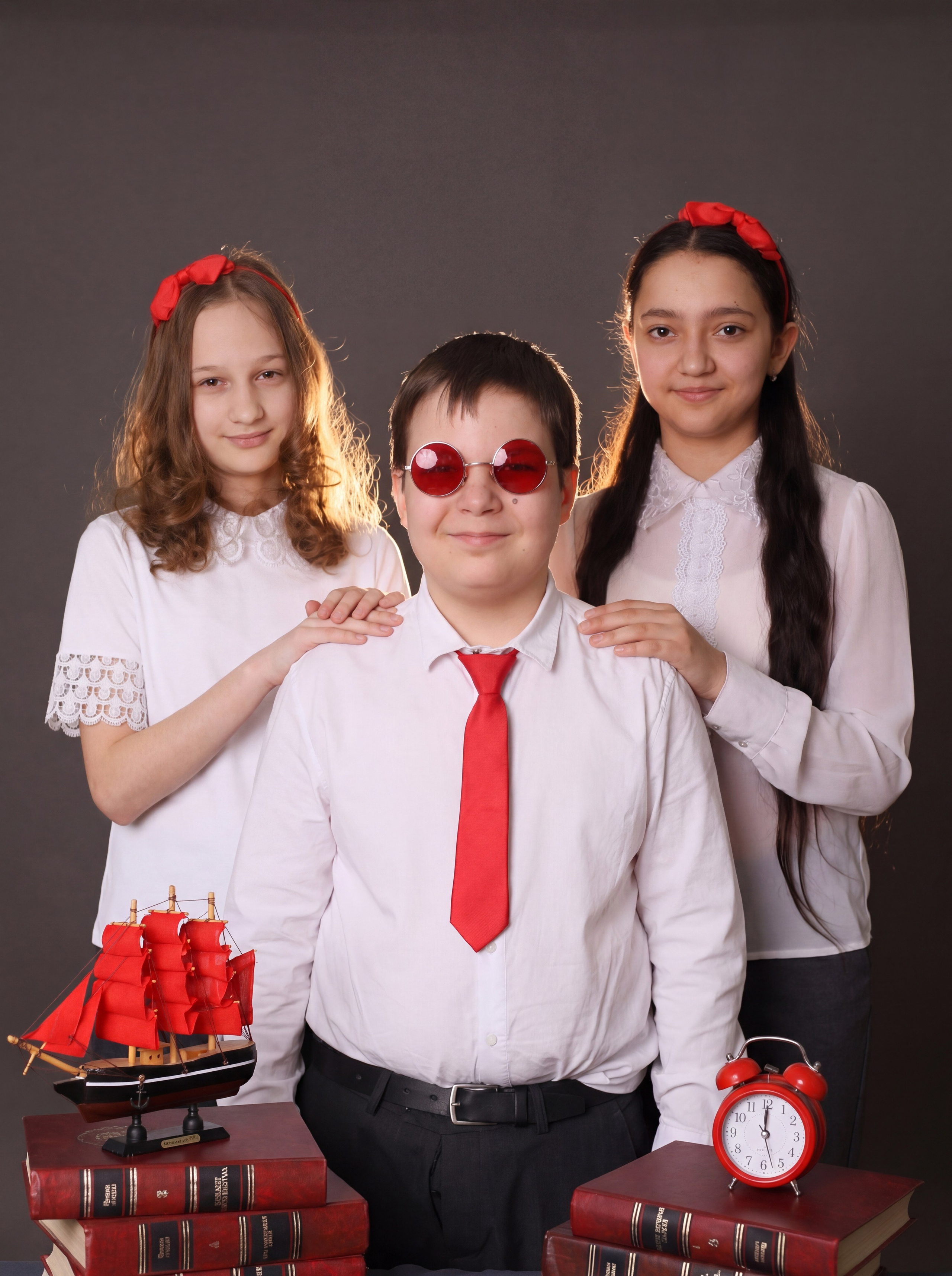 4 класс на темном фоне тоже можно и даже нужно. Выпускные альбомы в Таганроге и Ростовской Области