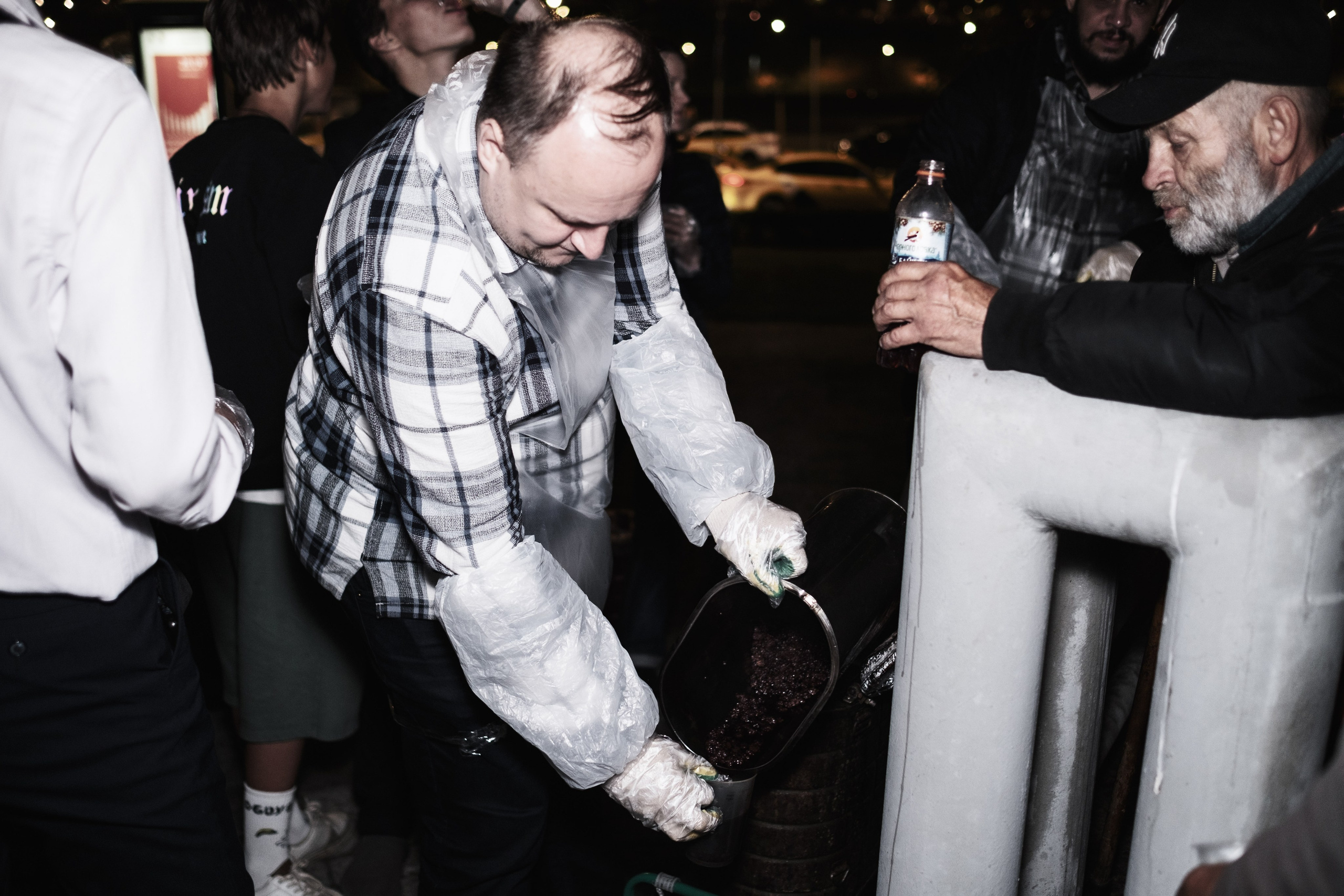 Готовка для бездомных и кормление их в Москве. Фотограф в Москве Максим Скоробогатов
