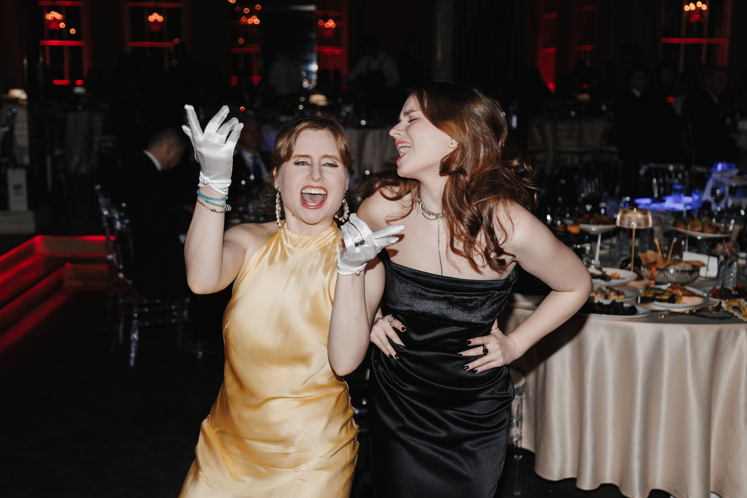 Неформальная часть: участники конференции расслабляются и танцуют на вечернем мероприятии.