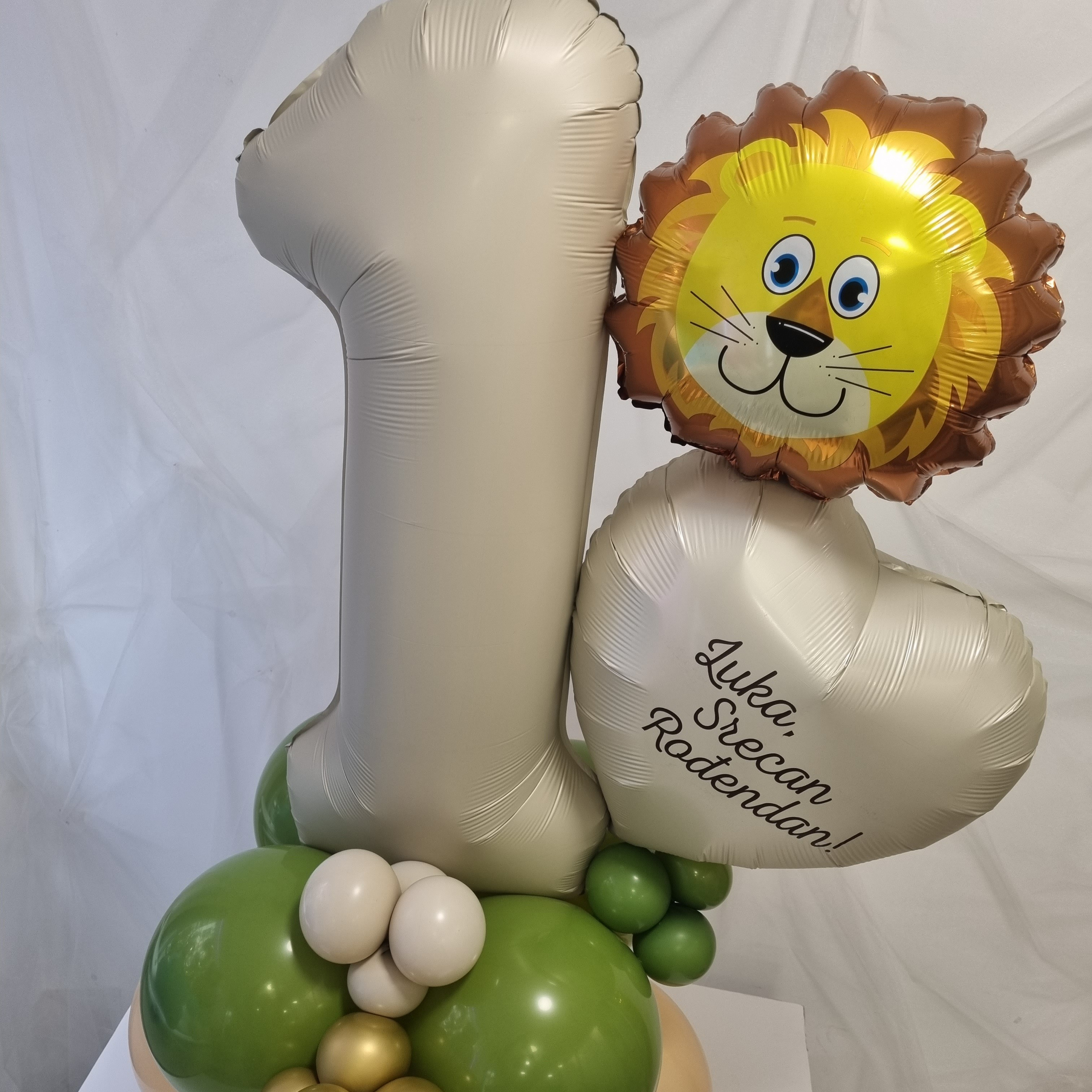 Balino prvi rodendan dostava balona Novi Sad dostava balonaBeograd. Шары с гелием, фотозоны Нови Сад Белград. Balone i dekoracije od balona Novi Sad Beograd