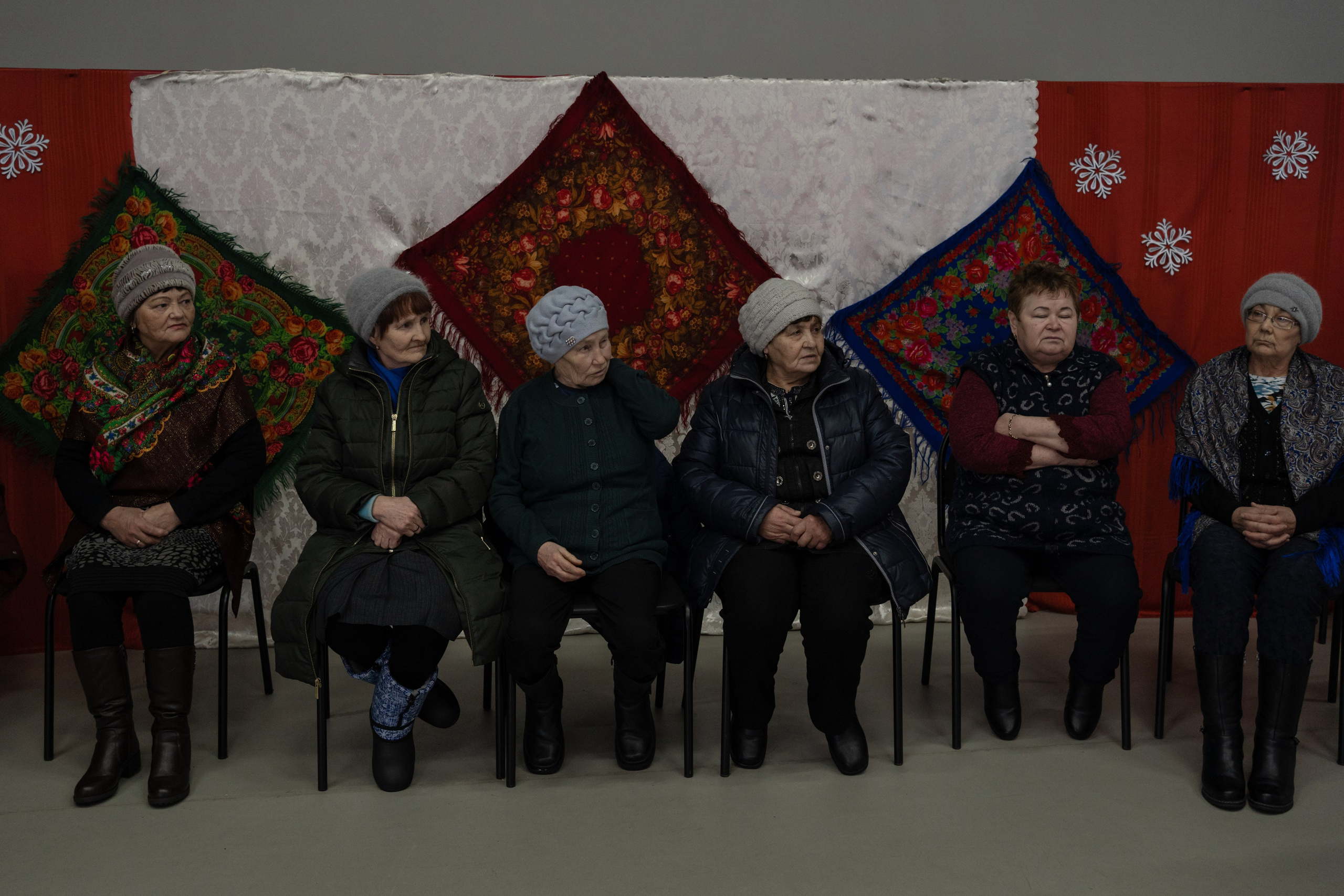 Жительницы села и участницы ансамбля “Телей” в доме культуры на репетиции предстоящего местного концерта традиционных чувашских песен. Село Староганькино, Самарская область, декабрь 2023 год.