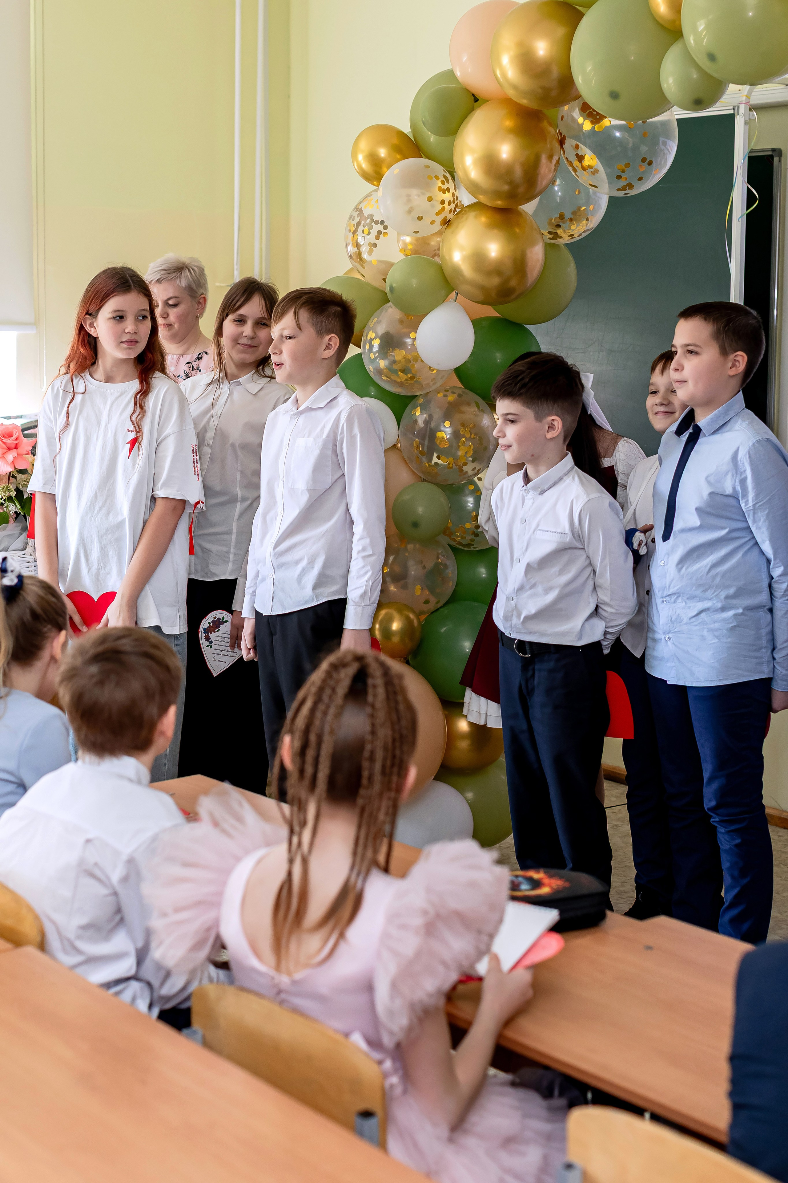 Выпускной в начальной школе в классе. Фотограф и видеограф Москва. Свадебный фотограф, видеограф. Выпускные альбомы. Оживающие альбомы