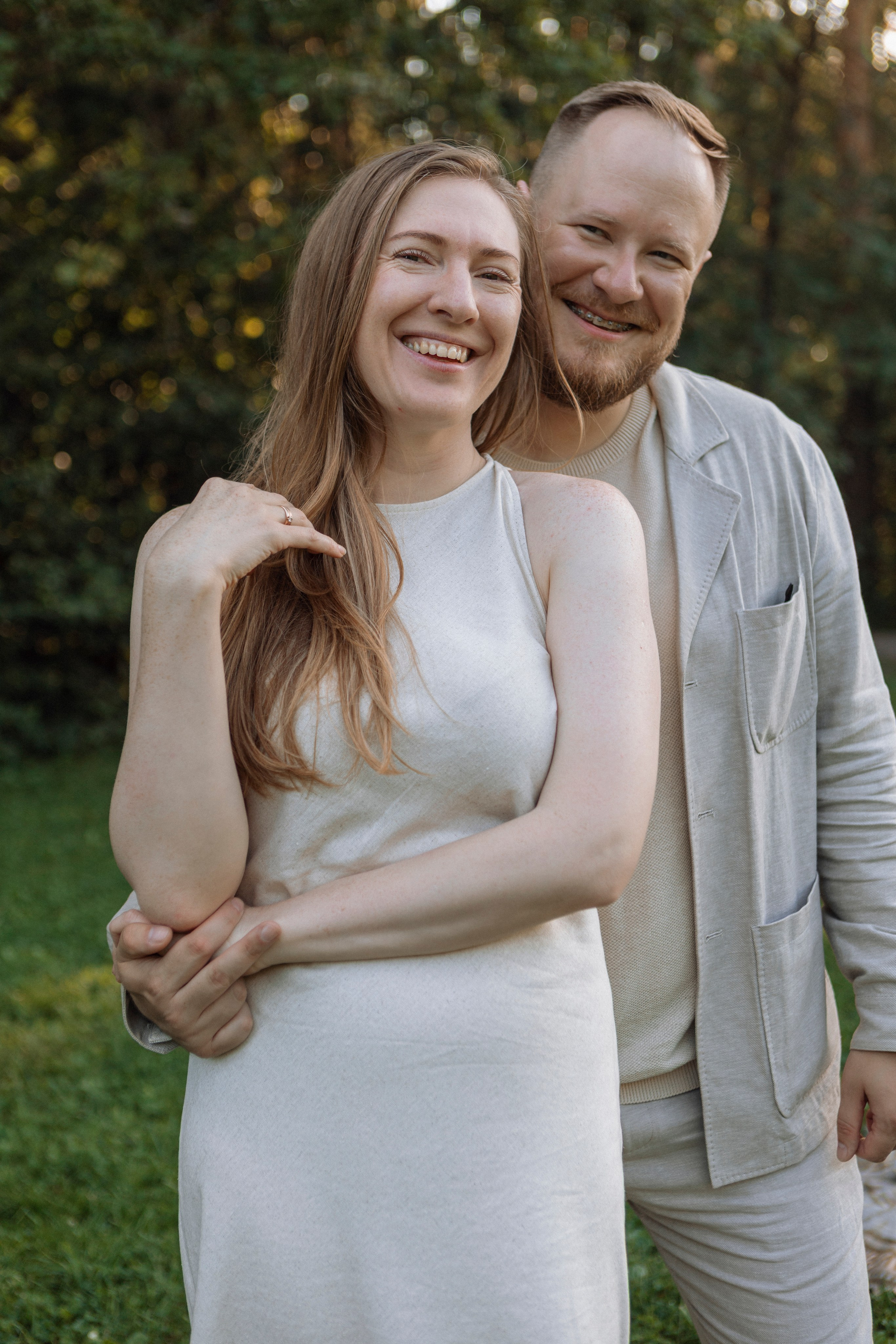 Семейная фотосессия на траве в лучах заката, профессиональный фотограф Москва