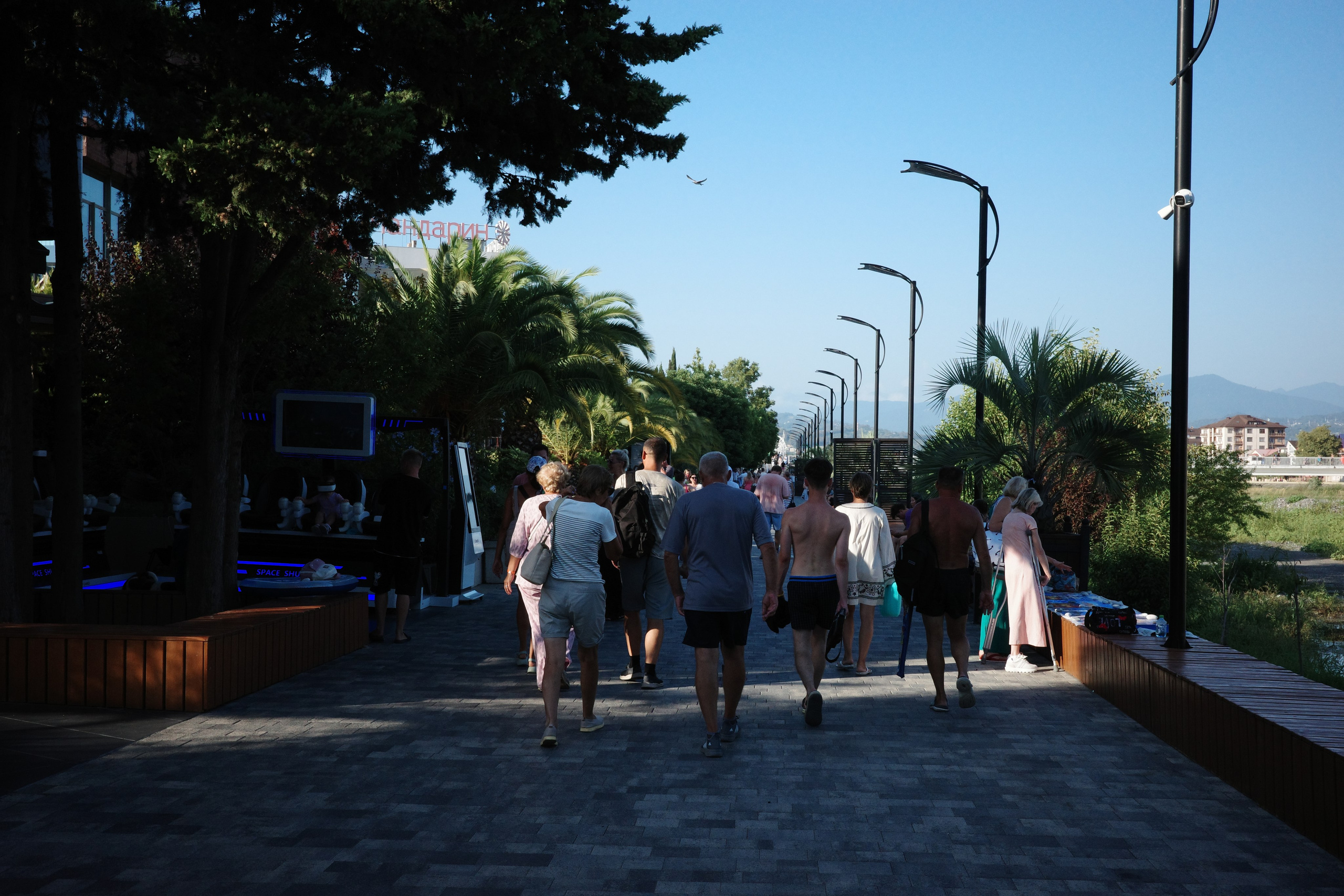 Пешеходная улица вдоль реки