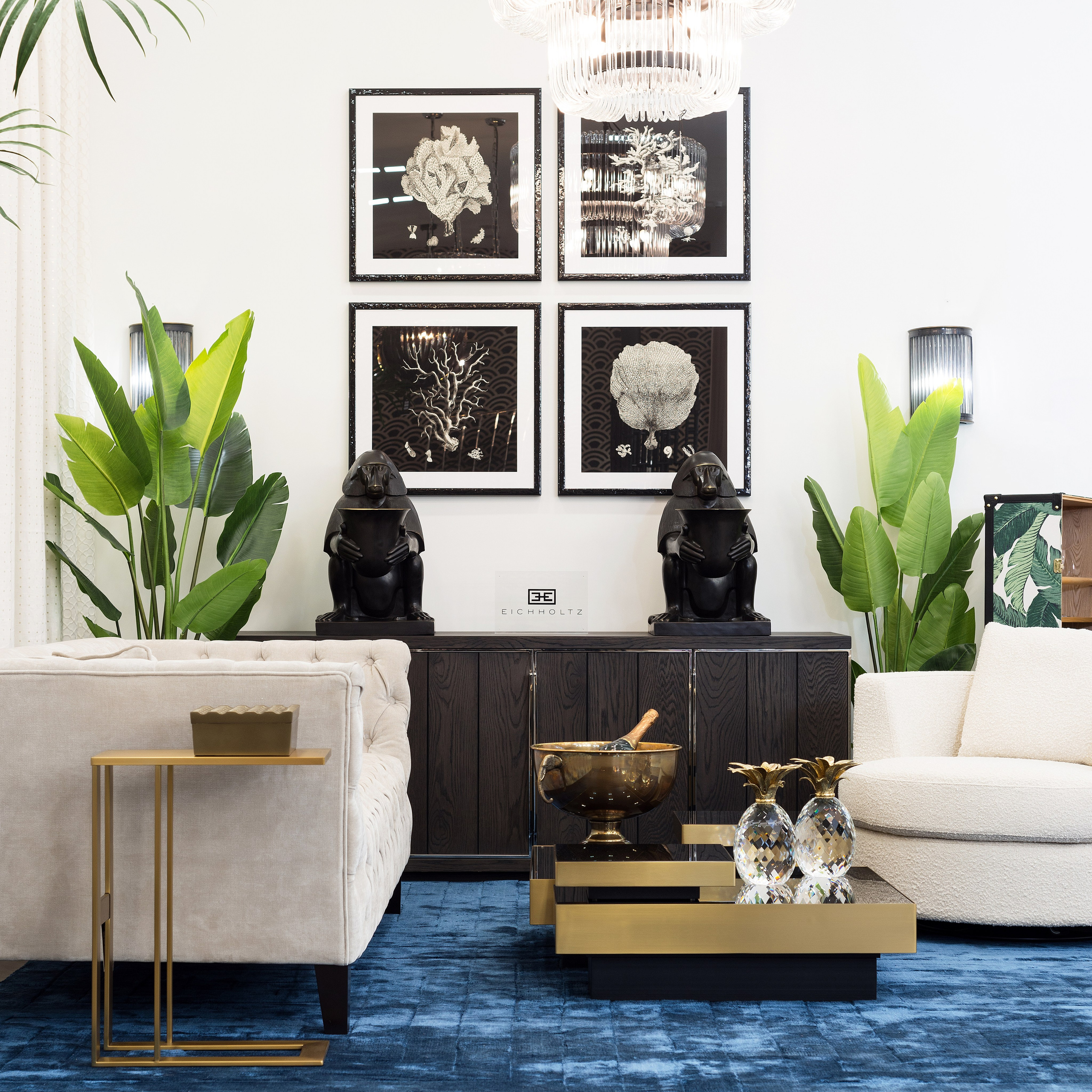 Белая гостиная с элементами золота и синего ковра — профессиональная интерьерная фотосъёмка жилого пространства, Алматы