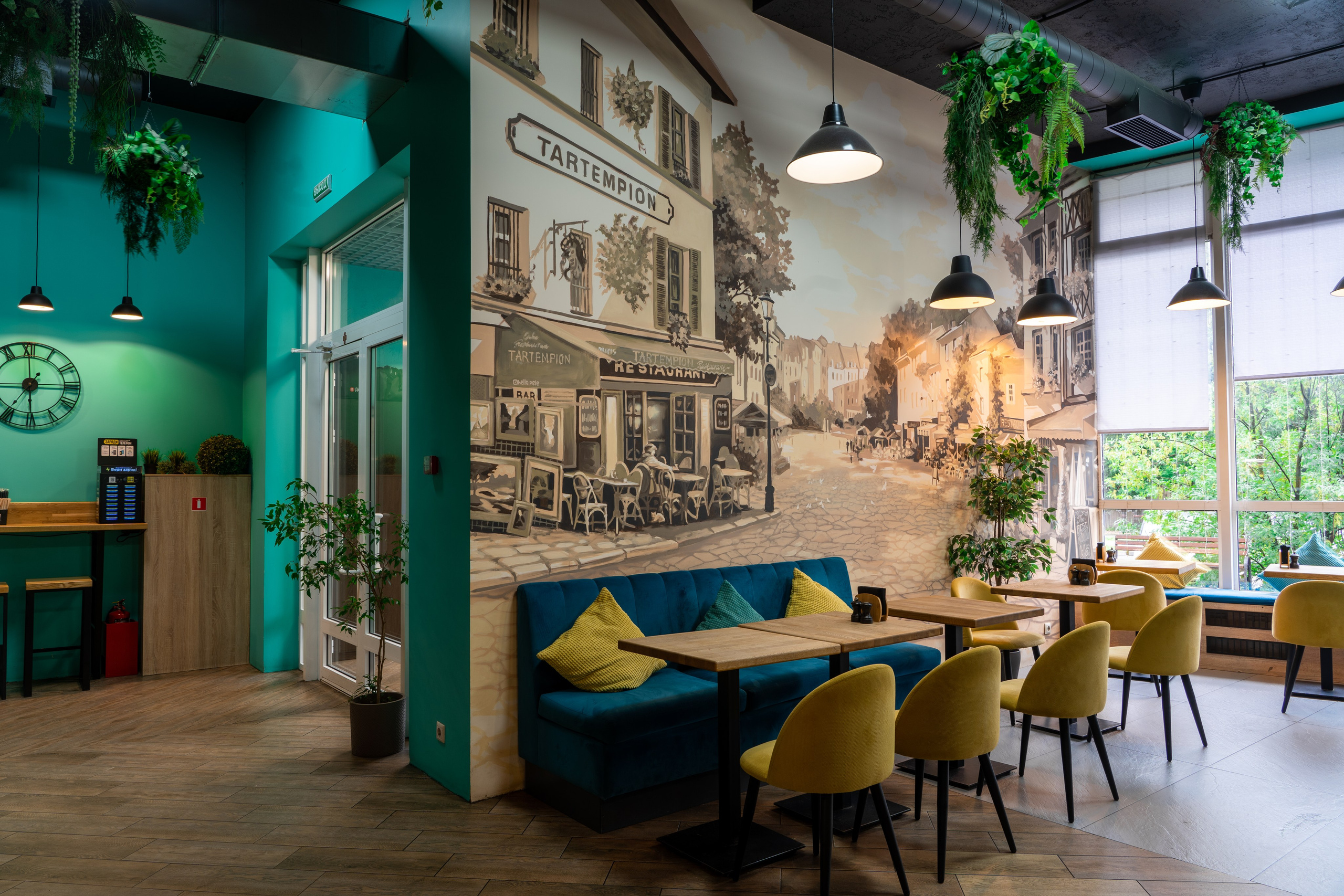 Интерьер кафе Black Hot Coffe (сеть кафе в Королеве)