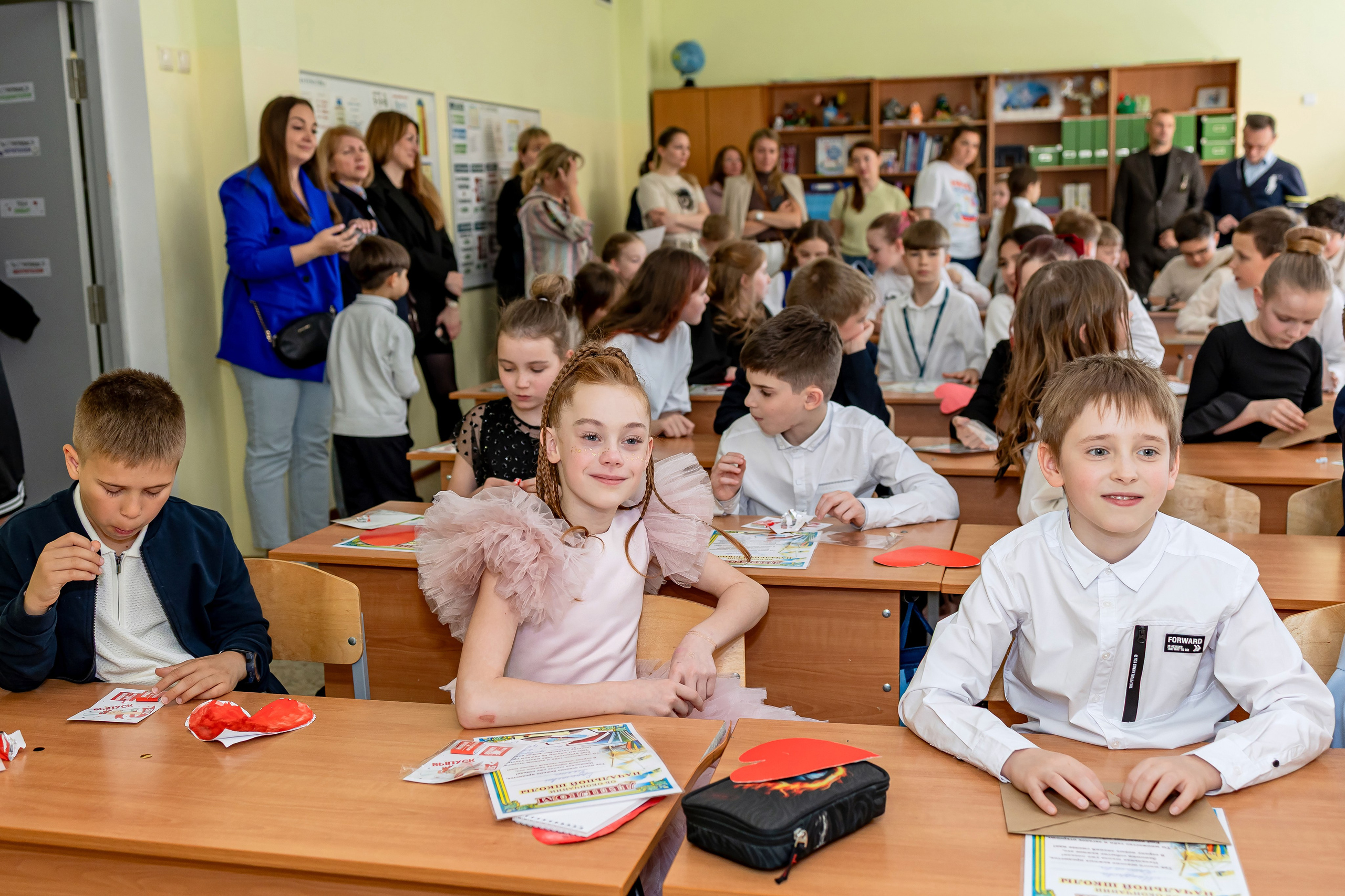 Выпускной в начальной школе в классе. Фотограф и видеограф Москва. Свадебный фотограф, видеограф. Выпускные альбомы. Оживающие альбомы