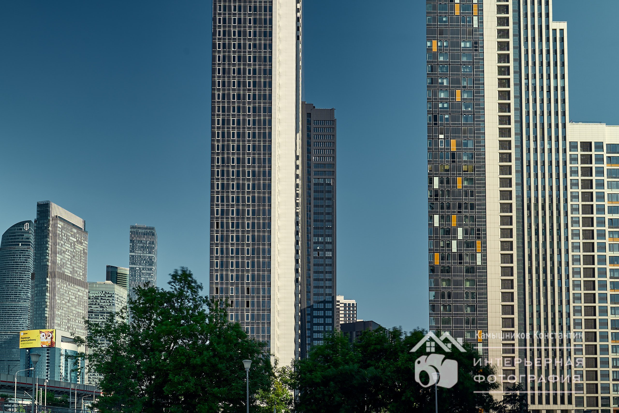 Архитектурная фотография небоскребов ЖК "Хедлайнер" на фоне бесконечного ясного синего неба