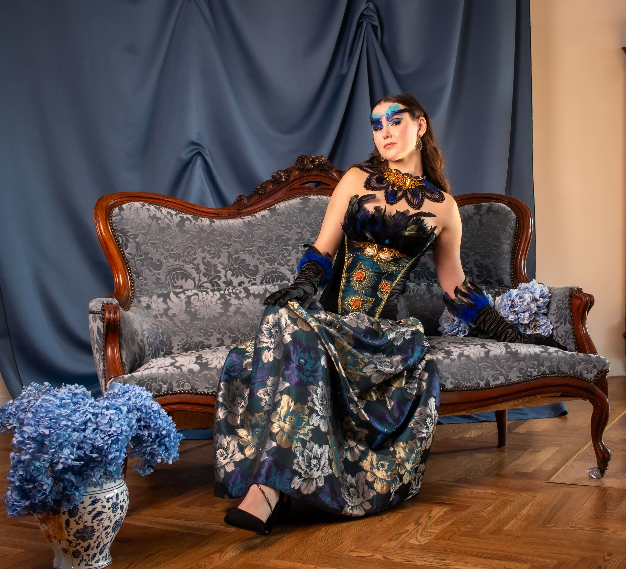 фотосессия девушки в интерьерной студии стильный портрет