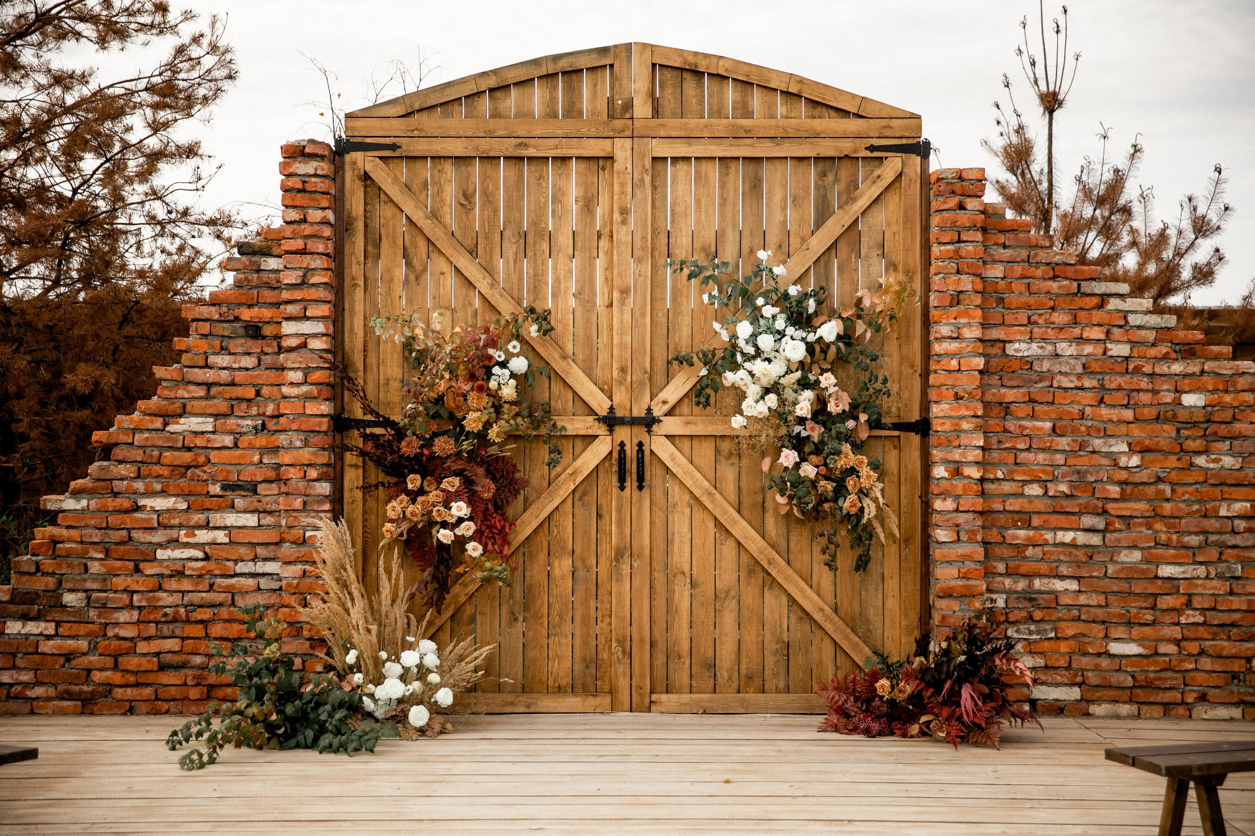 Амбарные ворота. Локация для церемонии и фотосессии. Свадебная площадка РАНЧО
