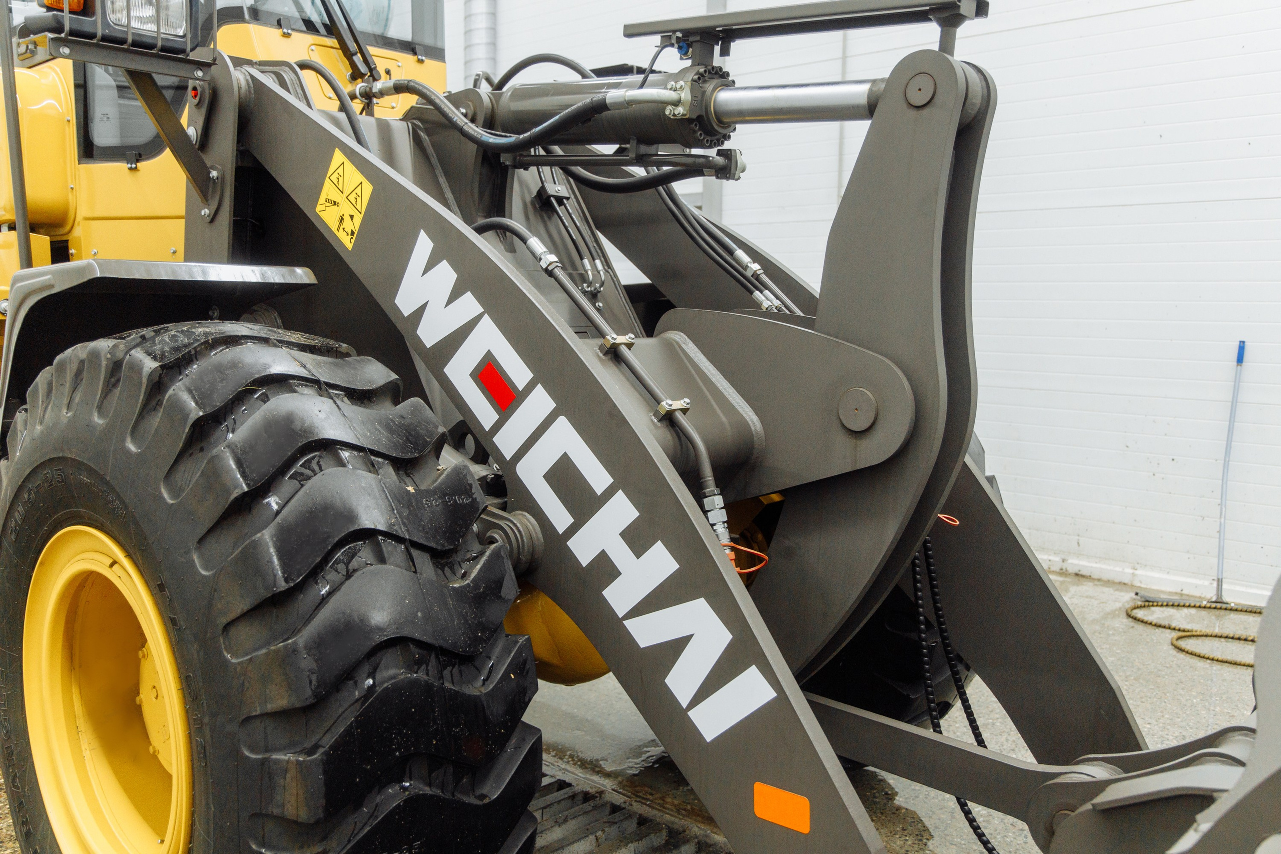 Фото фронт.погр. Weheavy WL842H. Продажа и обслуживание грузовой техники и спецтехники в г. Новосибирск компания СТИ