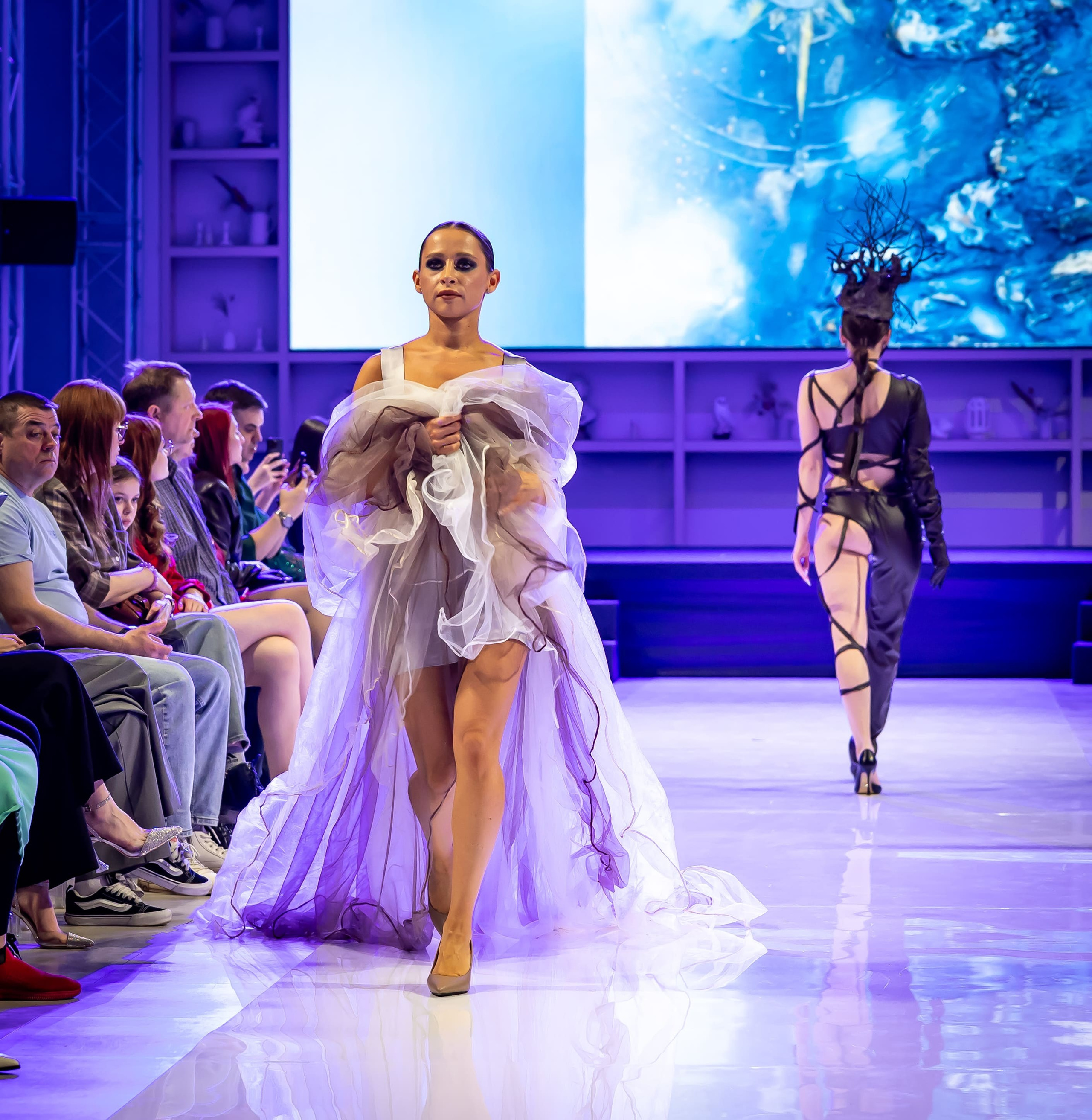 Девушка в вечернем платье на подиуме, показ мод, съёмка коллекции, Москва