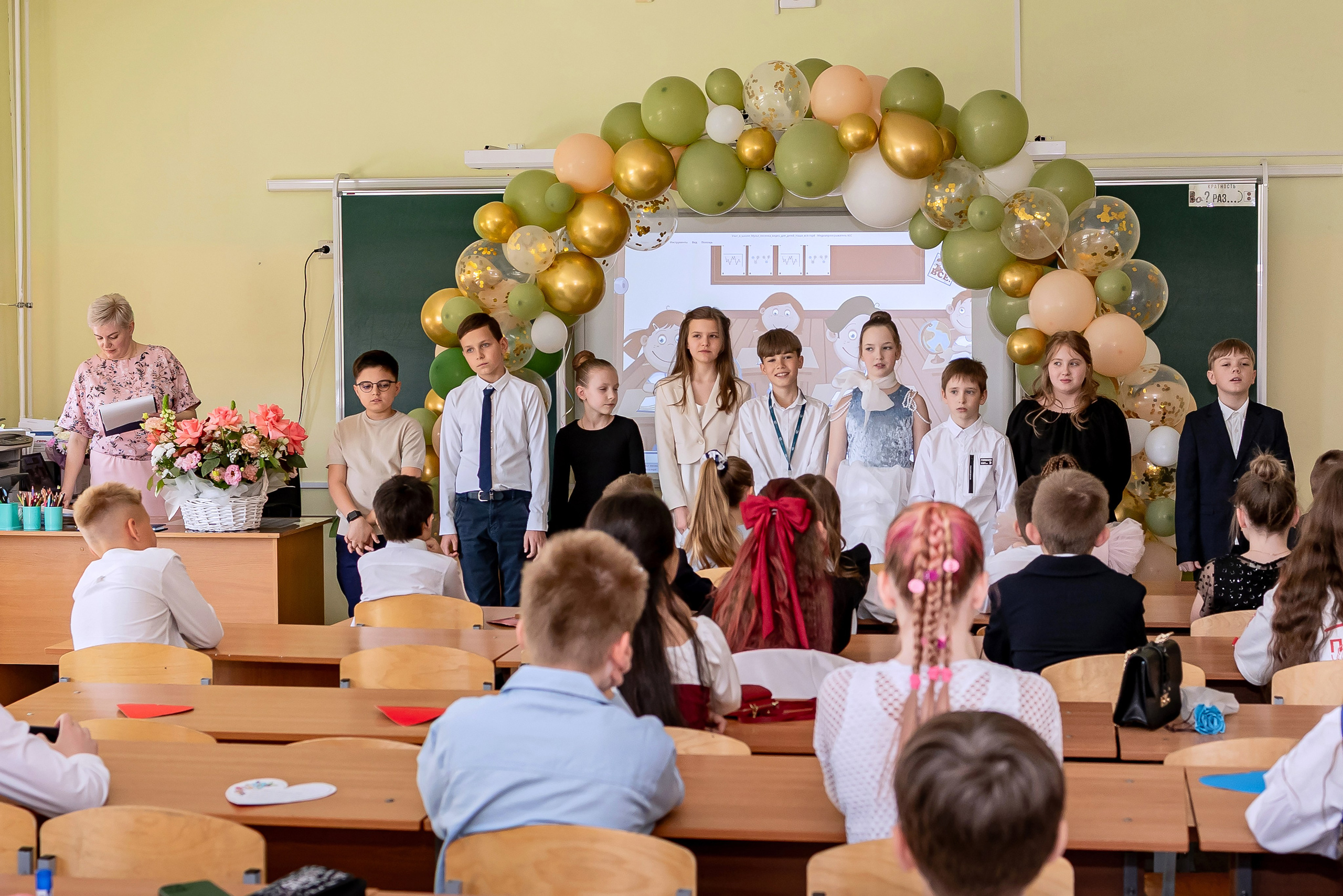 Выпускной в начальной школе в классе. Фотограф и видеограф Москва. Свадебный фотограф, видеограф. Выпускные альбомы. Оживающие альбомы