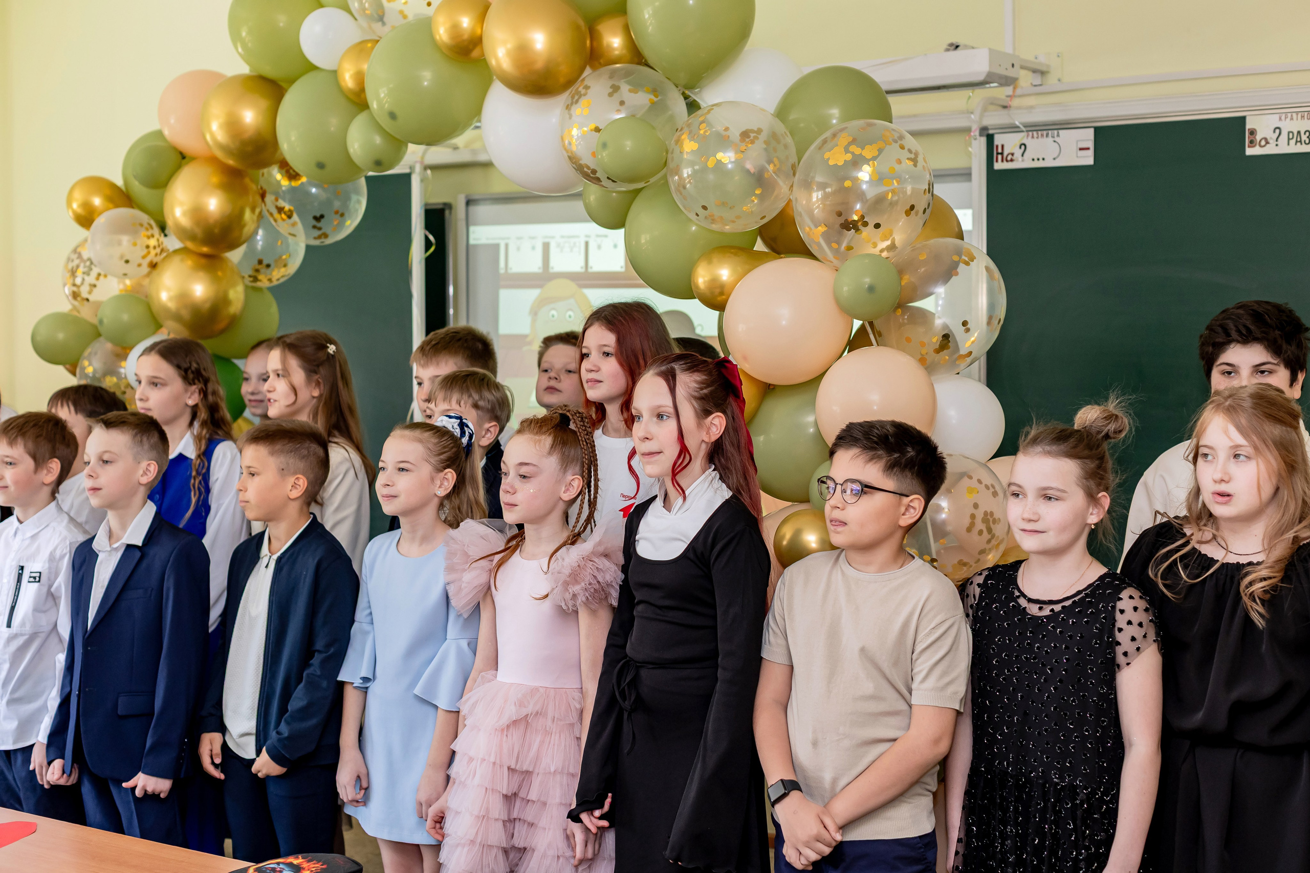 Выпускной в начальной школе в классе. Фотограф и видеограф Москва. Свадебный фотограф, видеограф. Выпускные альбомы. Оживающие альбомы