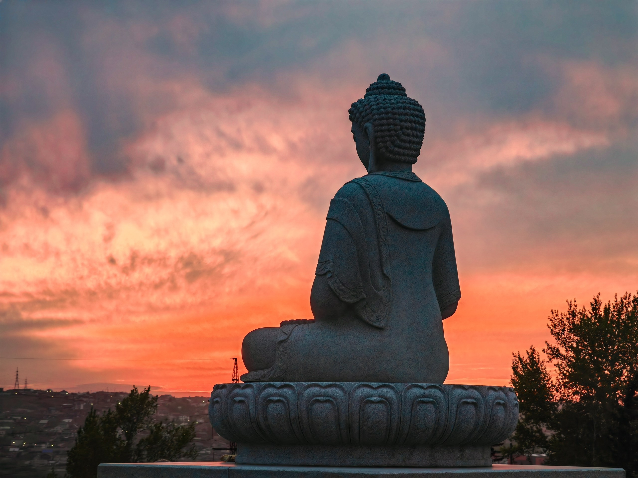 статуя Будды на фоне заката индивидуальный тур Красноярск экскурсии фото интересные места что посмотреть куда сходить что посетить достопримечательности Красноярска фототур фотосессия аренда кабриолета аренда микроавтобуса трансфер цена заказать экскурсию программа маршрут смотровые площадки видовые красивые места Национальный парк заповедник Столбы Дивногорск Красноярская ГЭС путешествие туристический маршрут место силы Часовня Параскевы Пятницы Коммунальный мост остров Татышев Бобровый лог Николаевская сопка набережная Енисея село Овсянка музей Астафьева Караульная гора Виноградовский мост гид экскурсовод индивидуальная экскурсия фотосъемка виды на Енисей фанпарк Бобровый лог парк флоры и фауны Роев ручей Торгашинский хребет скала Такмак вантовый мост куда сходить цены расписание заказать онлайн экскурсионное обслуживание трансфер на комфортабельном автобусе