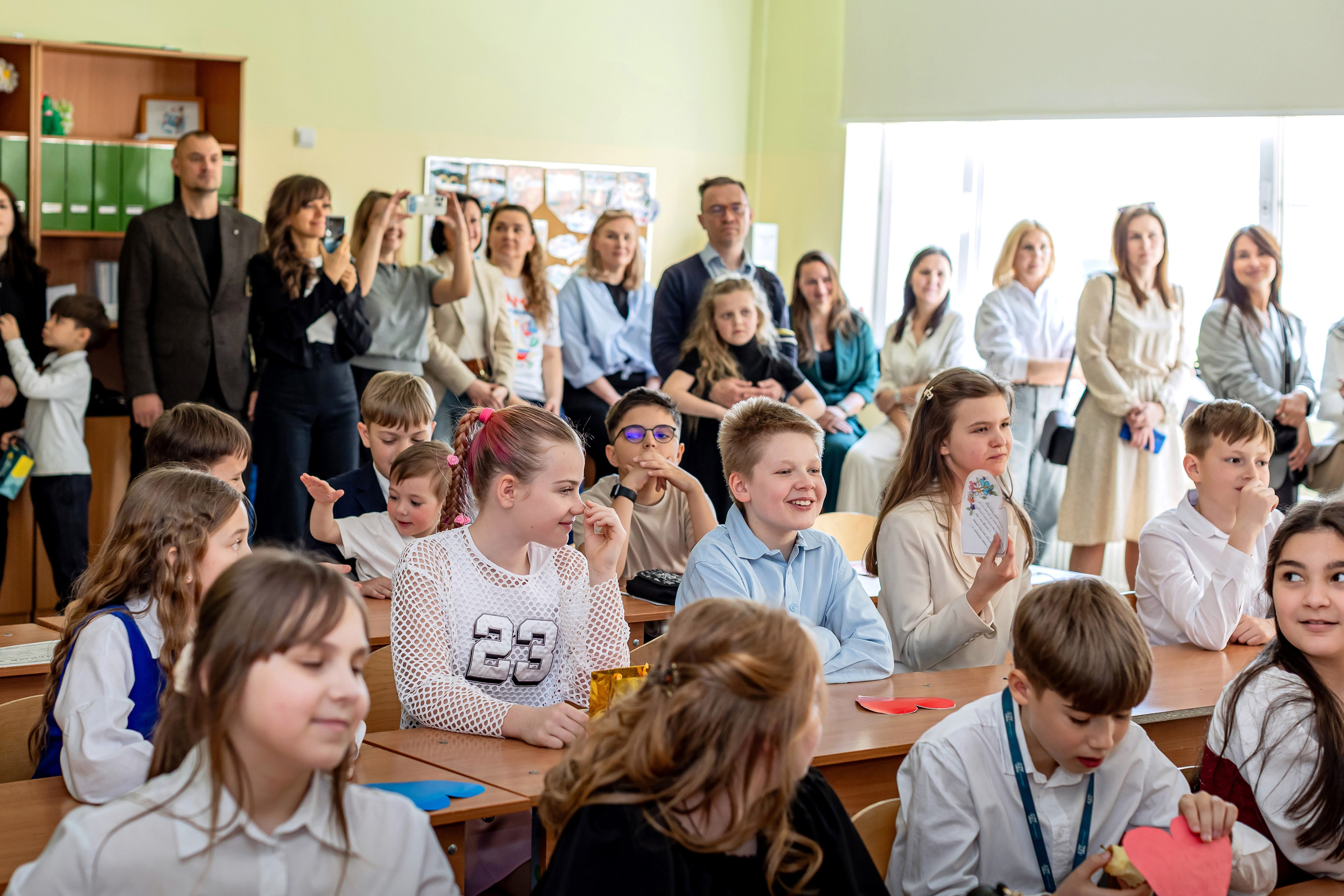 Выпускной в начальной школе в классе. Фотограф и видеограф Москва. Свадебный фотограф, видеограф. Выпускные альбомы. Оживающие альбомы