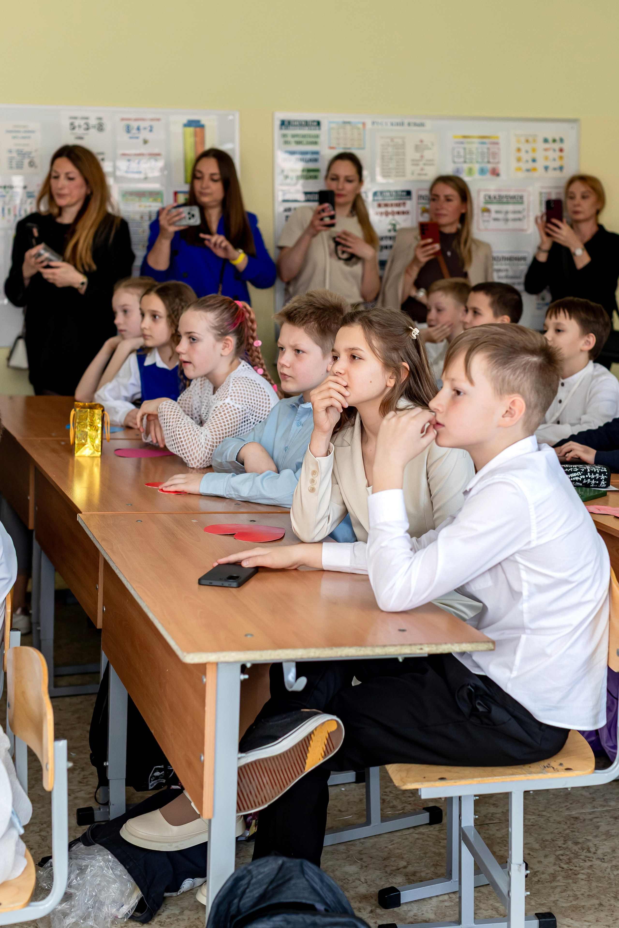 Выпускной в начальной школе в классе. Фотограф и видеограф Москва. Свадебный фотограф, видеограф. Выпускные альбомы. Оживающие альбомы