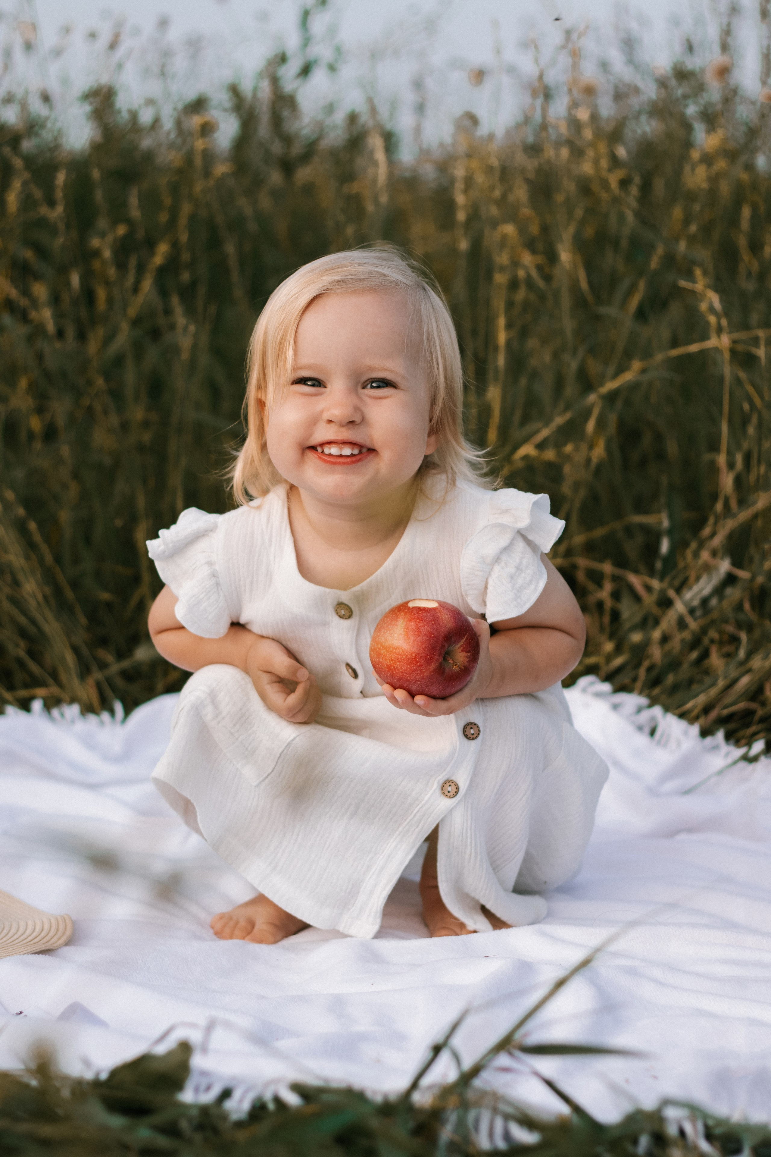 Семейная фотосессия в поле. Портретный фотограф Москва