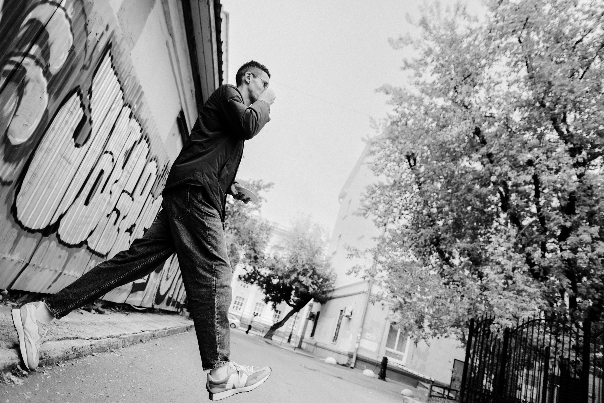 Мужская стрит-фотосессия в Тюмени | Уличный фотограф Дарья Мустафина. Портретный фотограф Тюмень Дарья Мустафина