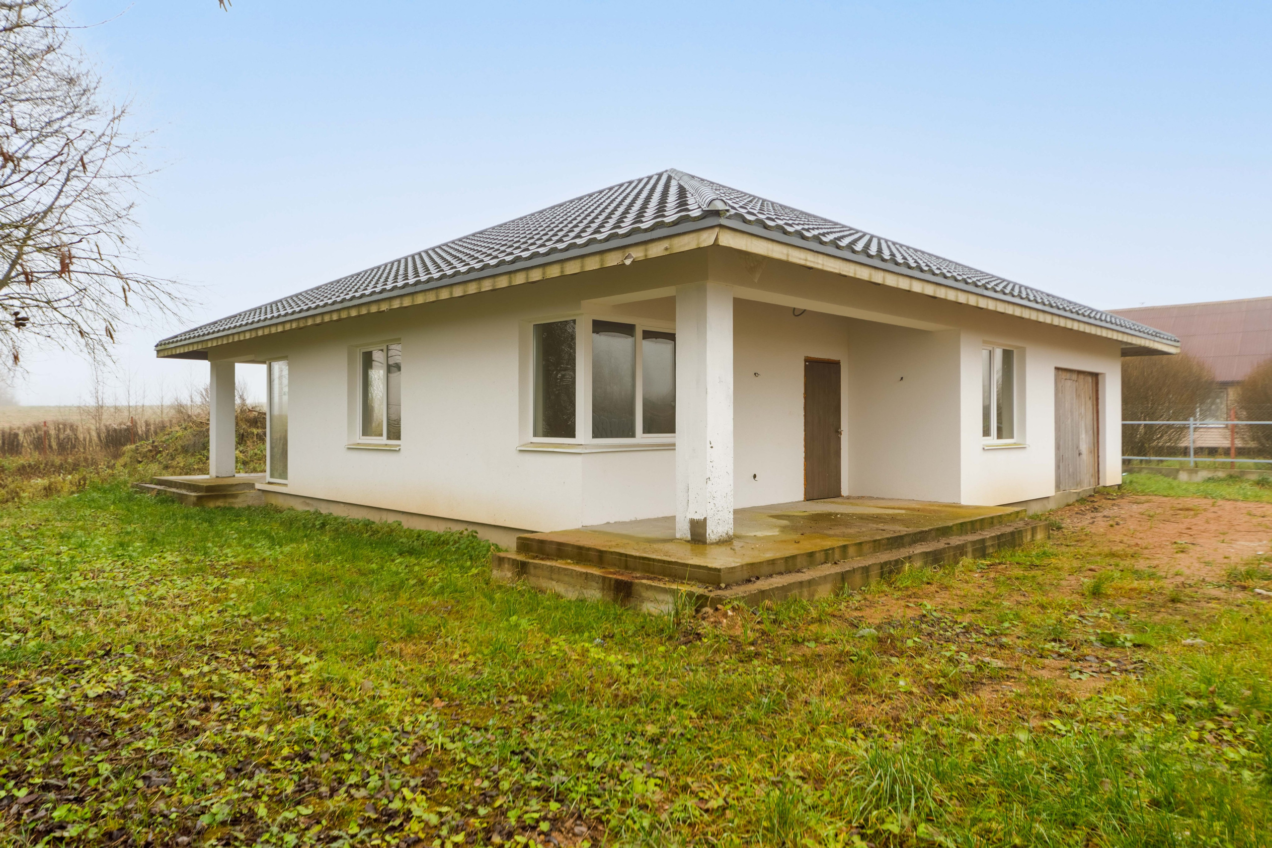 Входная группа дома в садовом товариществе в ясную солнечную погоду