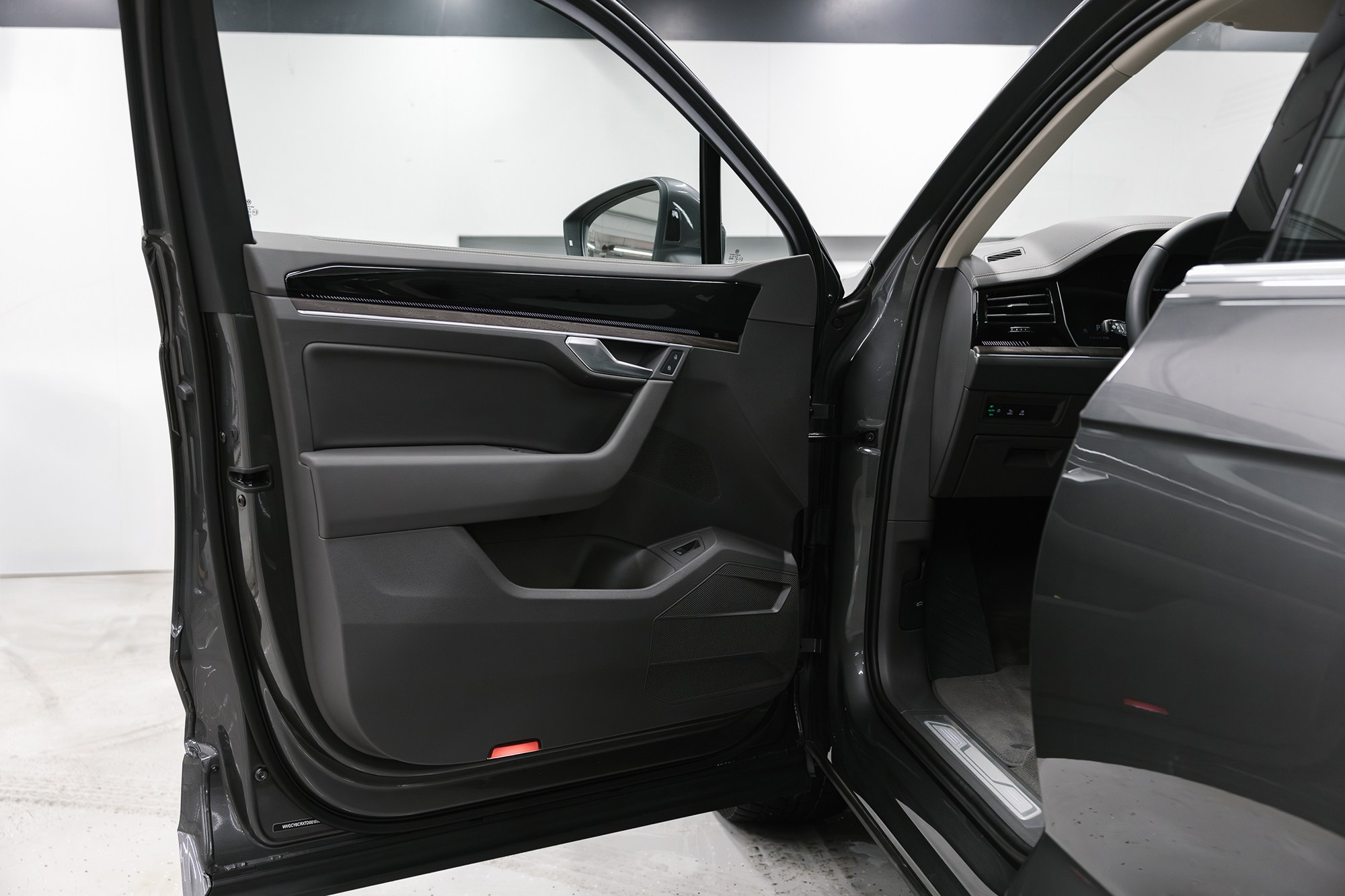 Volkswagen Touareg R-Line 2.0 TSI AT (265 л. с.). Автосалон «Х-Авто»