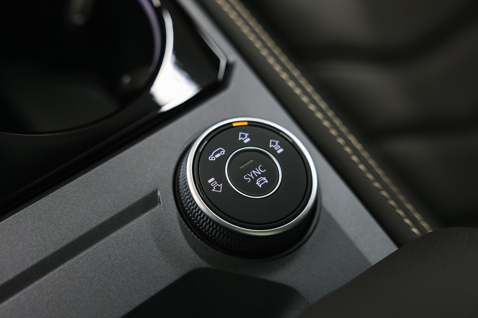 Volkswagen Touareg R-Line 2.0 TSI AT (265 л. с.). Автосалон «Х-Авто»