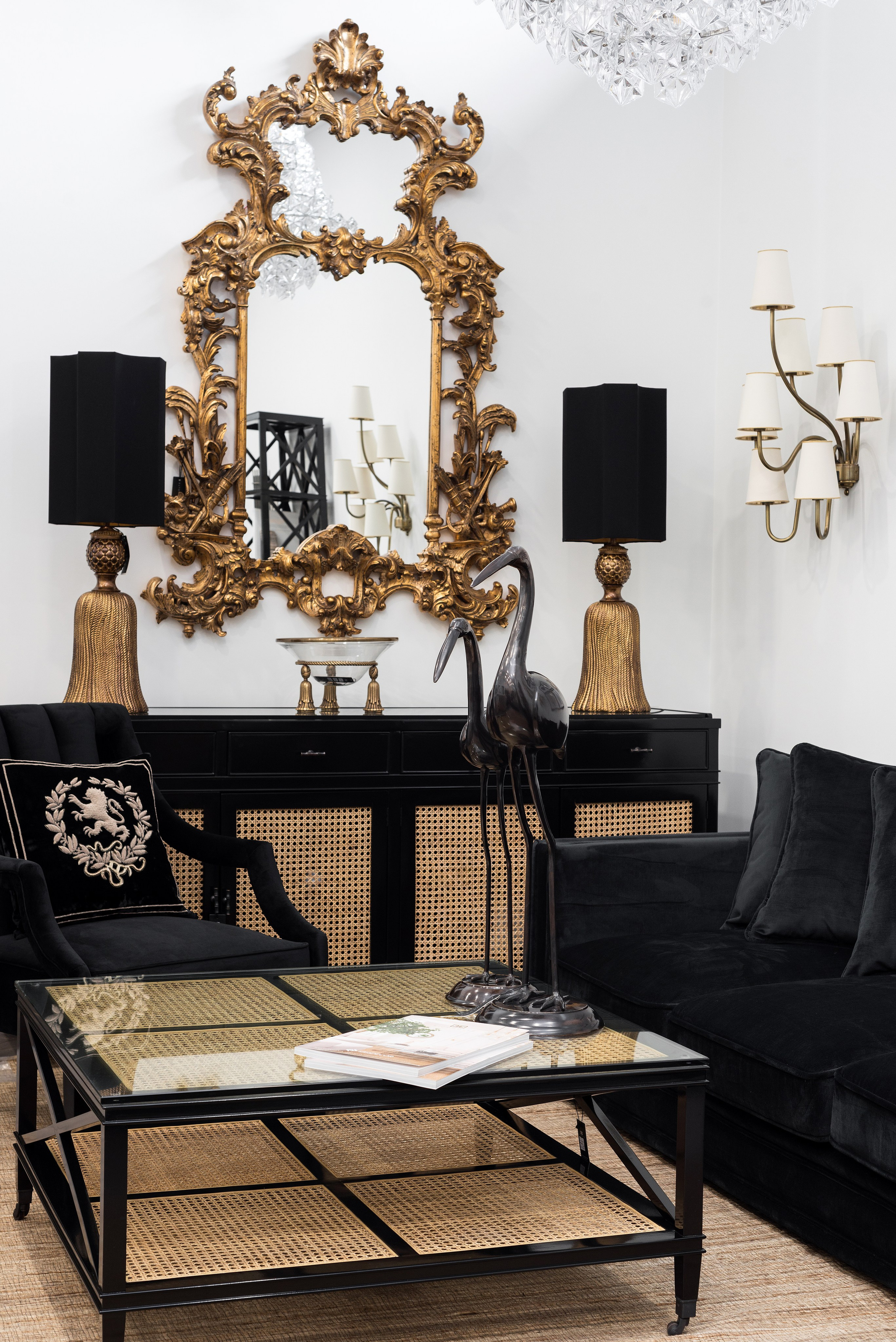 Зеркало в золочёной раме и классическая мебель — интерьерная фотосъёмка премиум-класса, Алматы