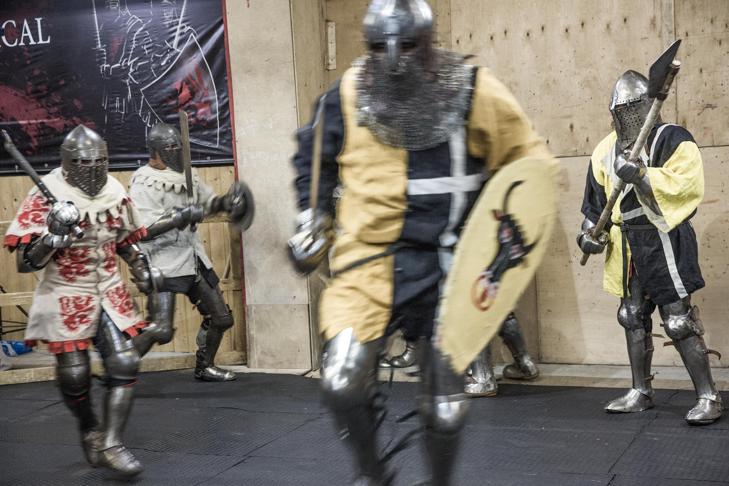 Бои в категории 5 на 5 между российскими клубами «Кантон Ури» и «Байард». На переднем плане Евгений Гладков в доспехах собственного производства.