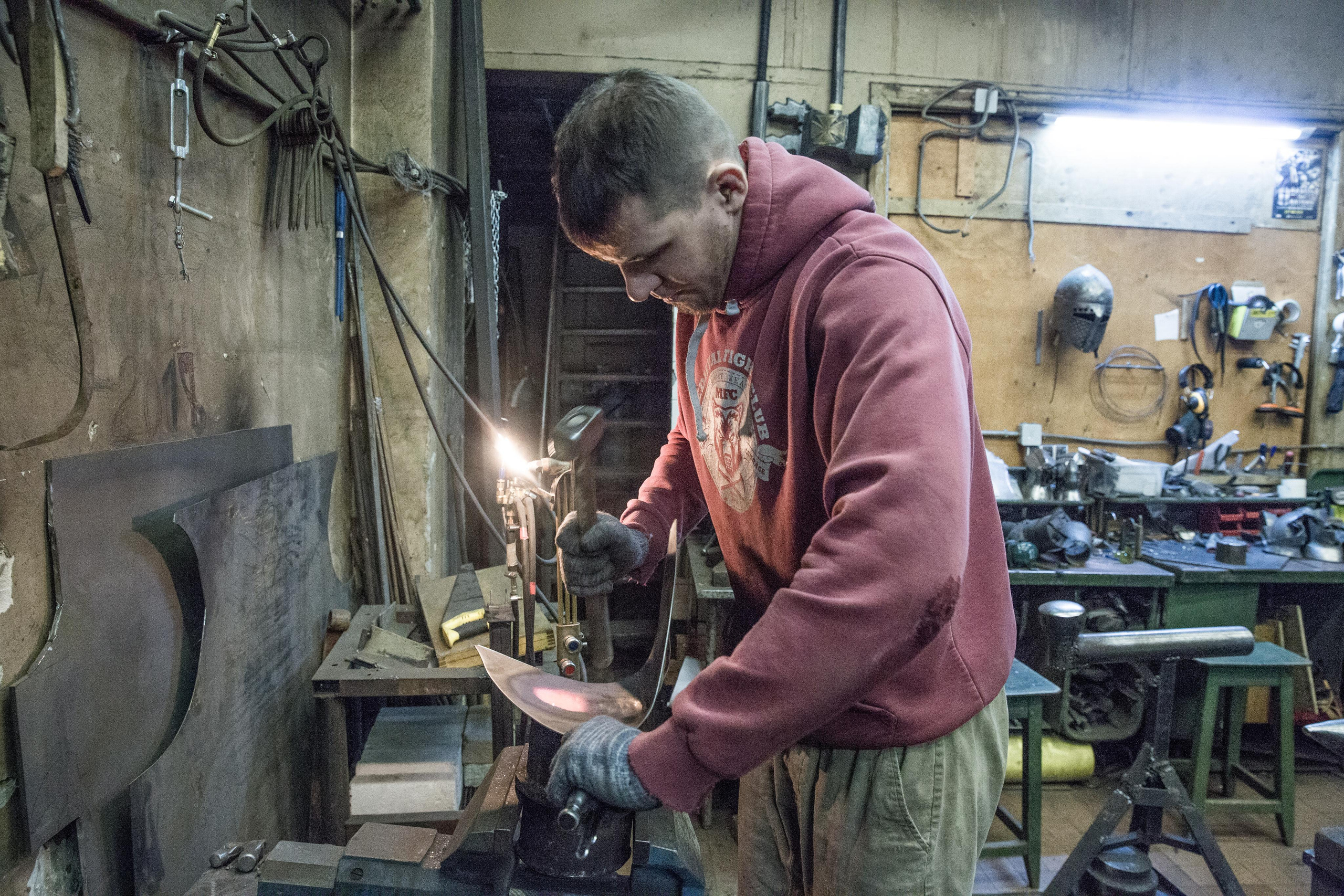 Евгений Гладков работает в своей кузнице "Багратион".