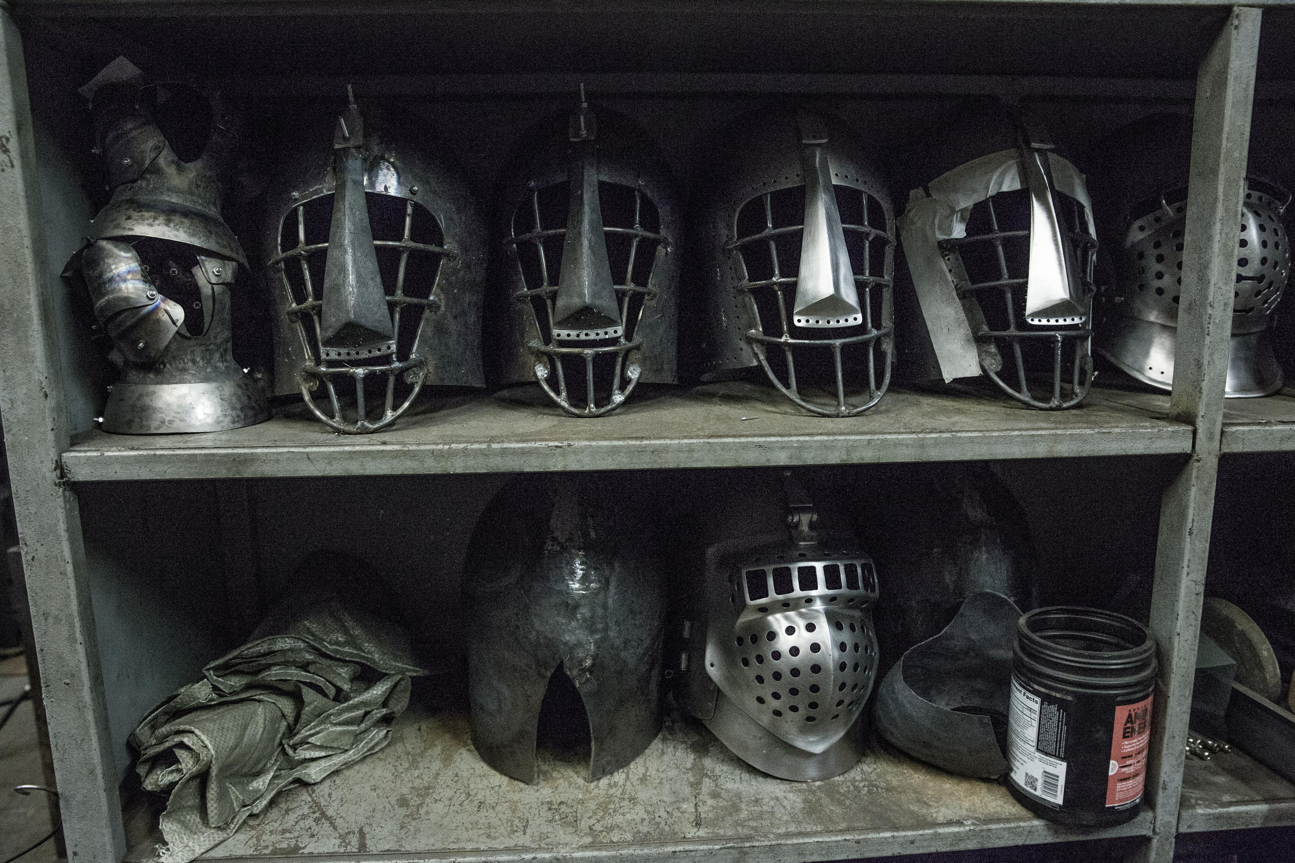 Рыцарские шлемы для средневековых полноконтактных боев в доспехах. Все шлема сделаны на основе исторических образцов.