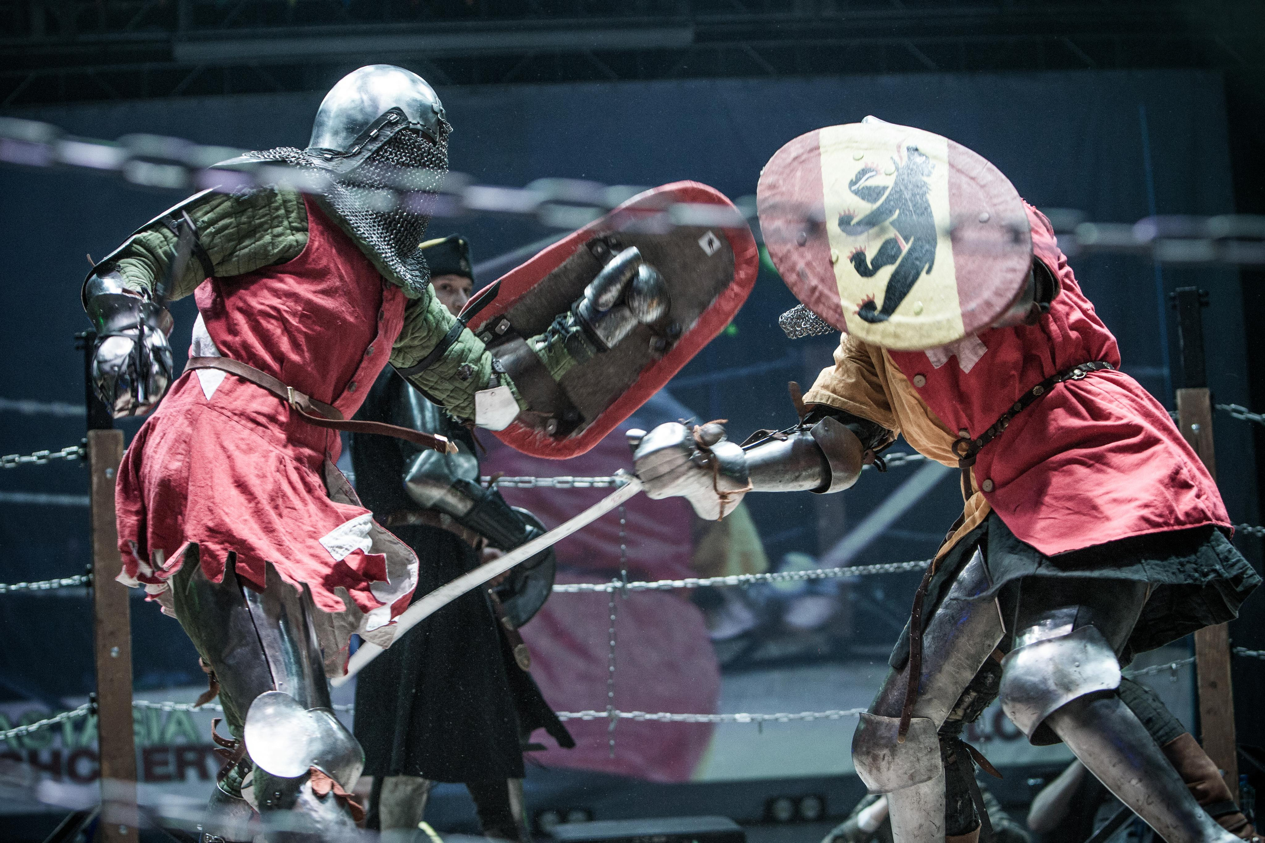 Международный рыцарский турнир и средневековое шоу «Воин 2020». Мероприятие состоялось 23 февраля 2020 года в Москве, в нем приняли участие спортсмены из разных стран. На фото поединок двух российских спортсменок Марины Головиной (слева) и Анастасии Мещеряковой (справа).