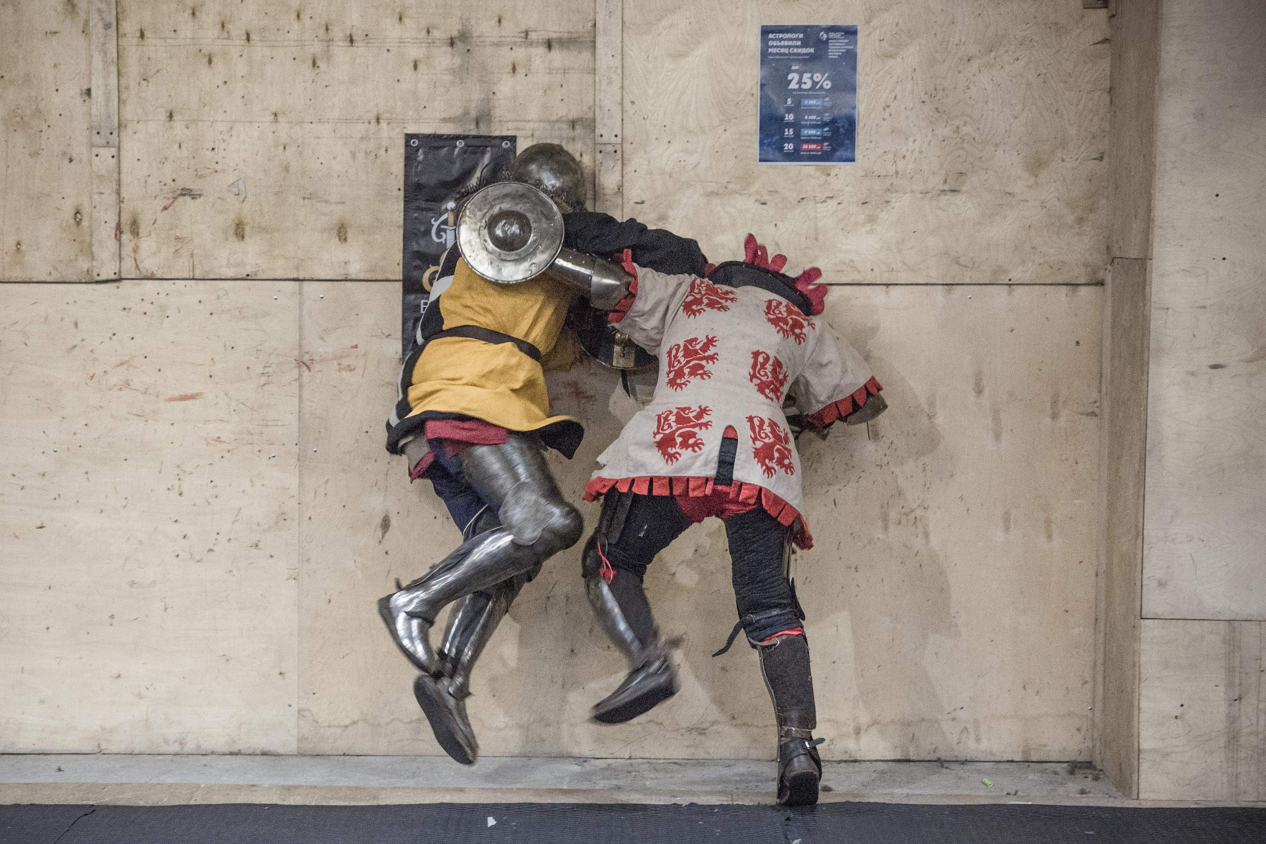 Полноконтактные средневековые бои в доспехах.