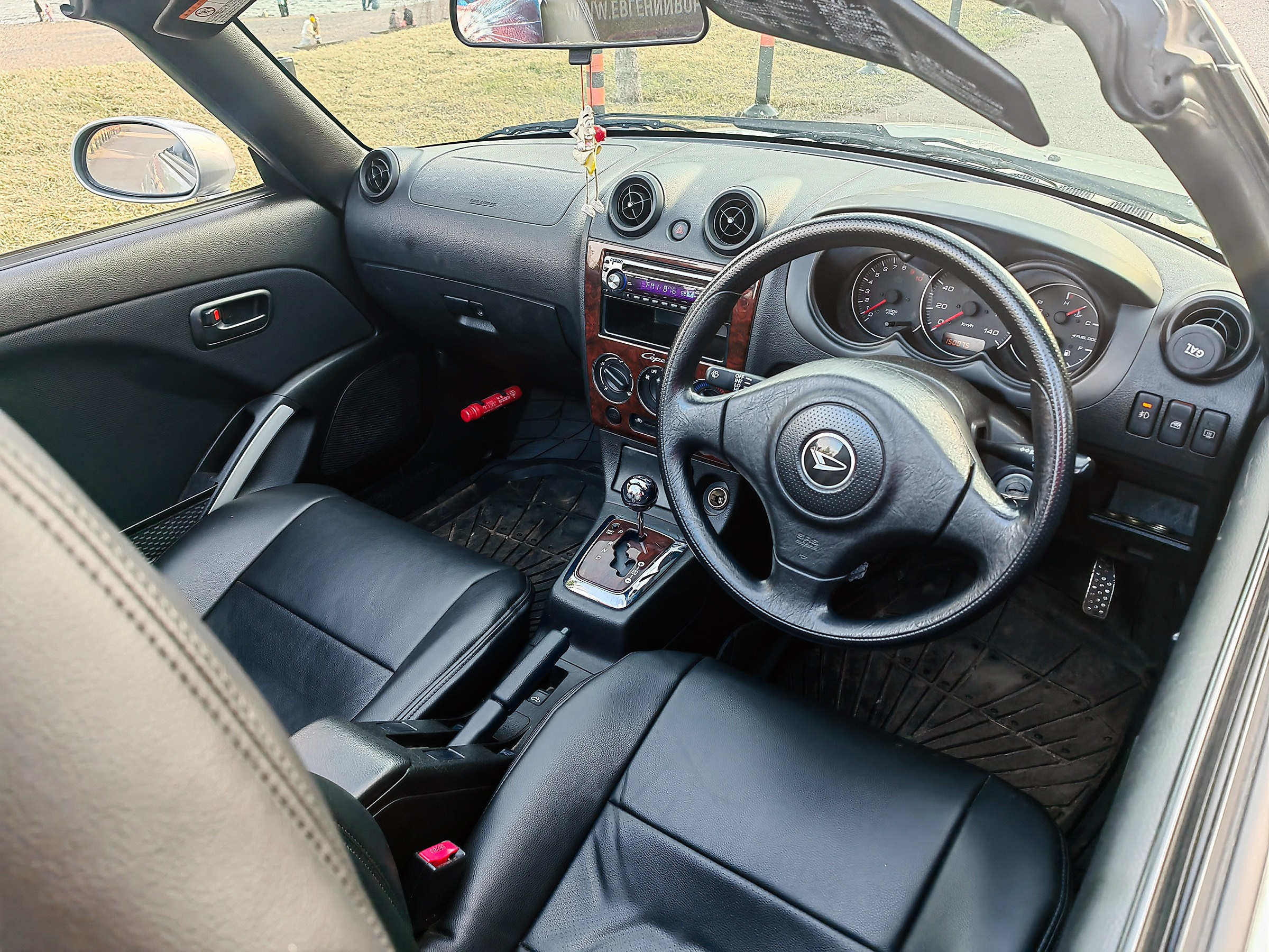 салон руль панель продам кабриолет в Красноярске Daihatsu Copen имиджевый автомобиль для мужчины для девушки родстер классический спортивный характер купить в Сибири кабриолет с металлической крышей складывается за 20 секунд надёжная тойота купить автомобиль фотосессия фотограф в Красноярске покататься прокат аренда