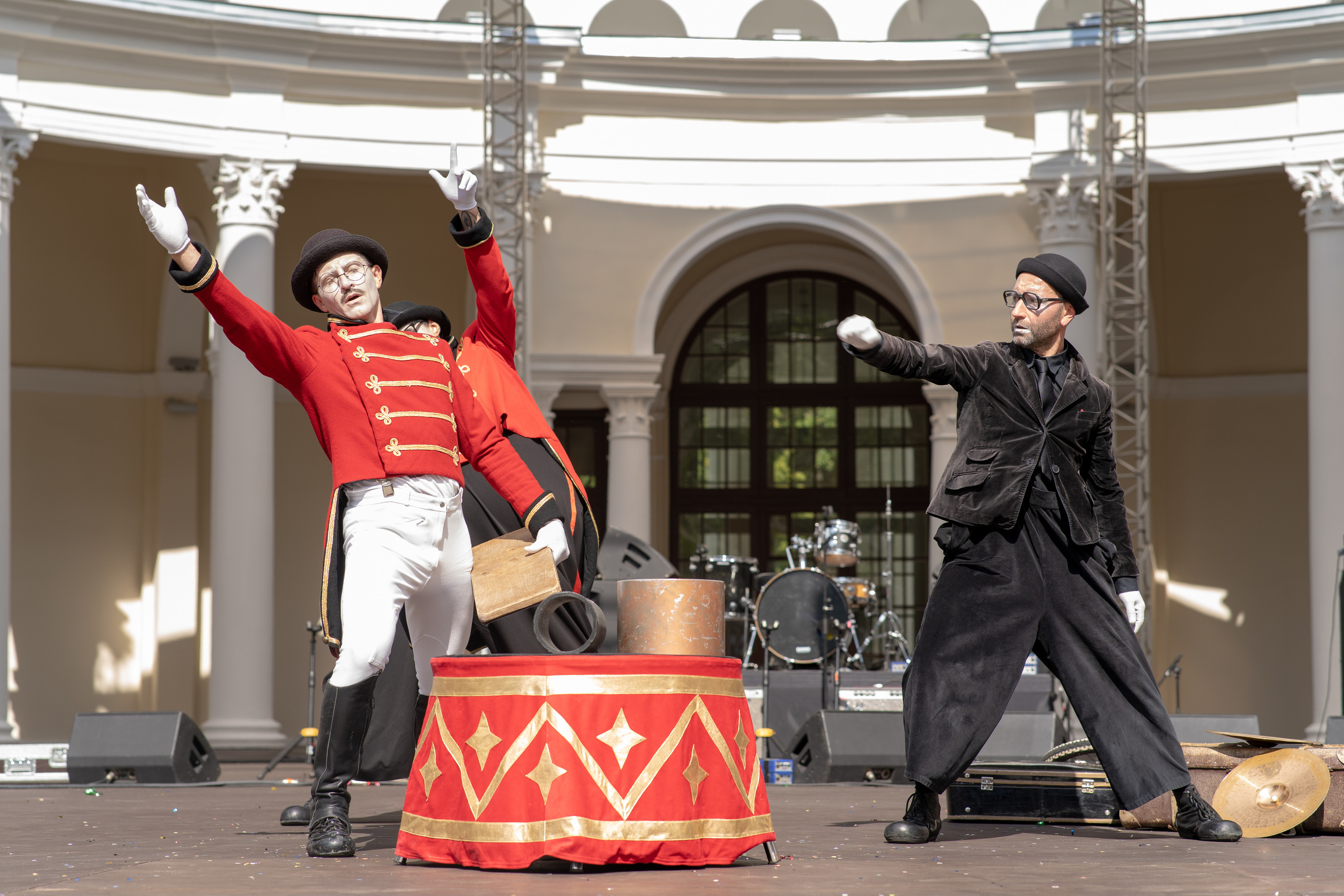 Уличный театр «Высокие Братья». ZAGLADIN Bureau