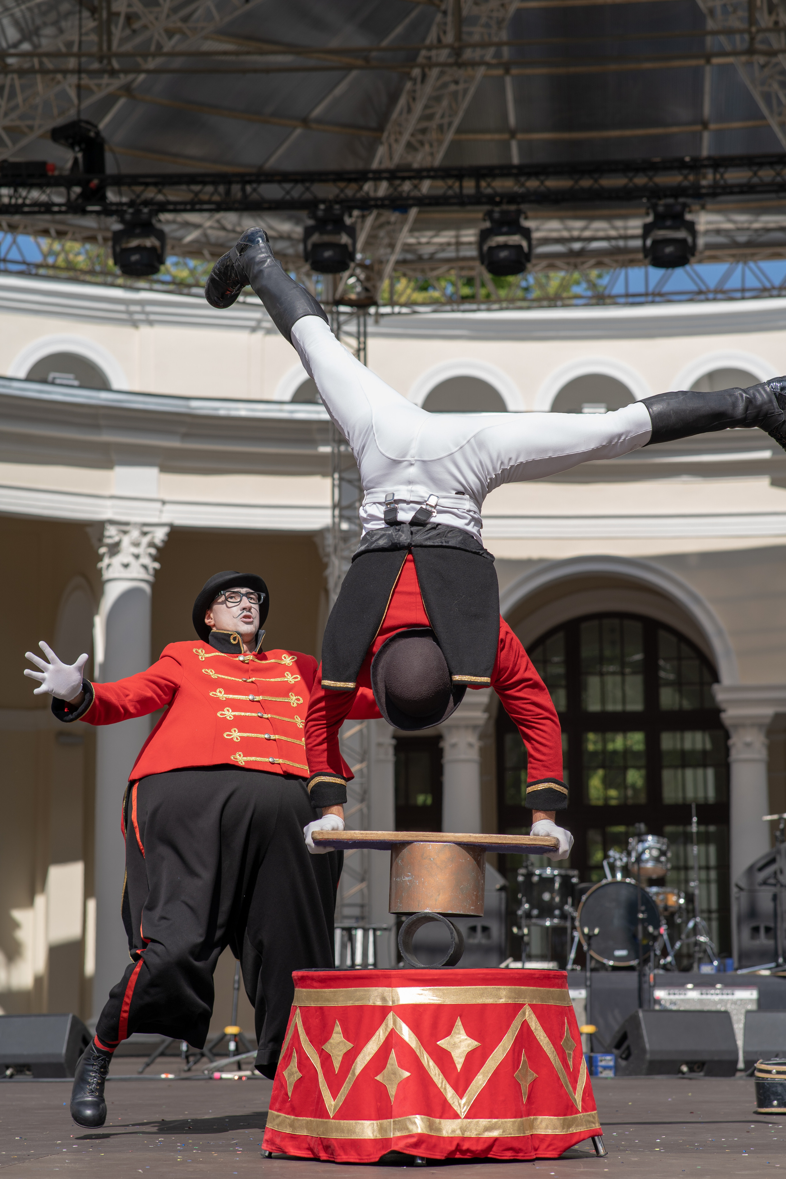 Уличный театр «Высокие Братья». ZAGLADIN Bureau