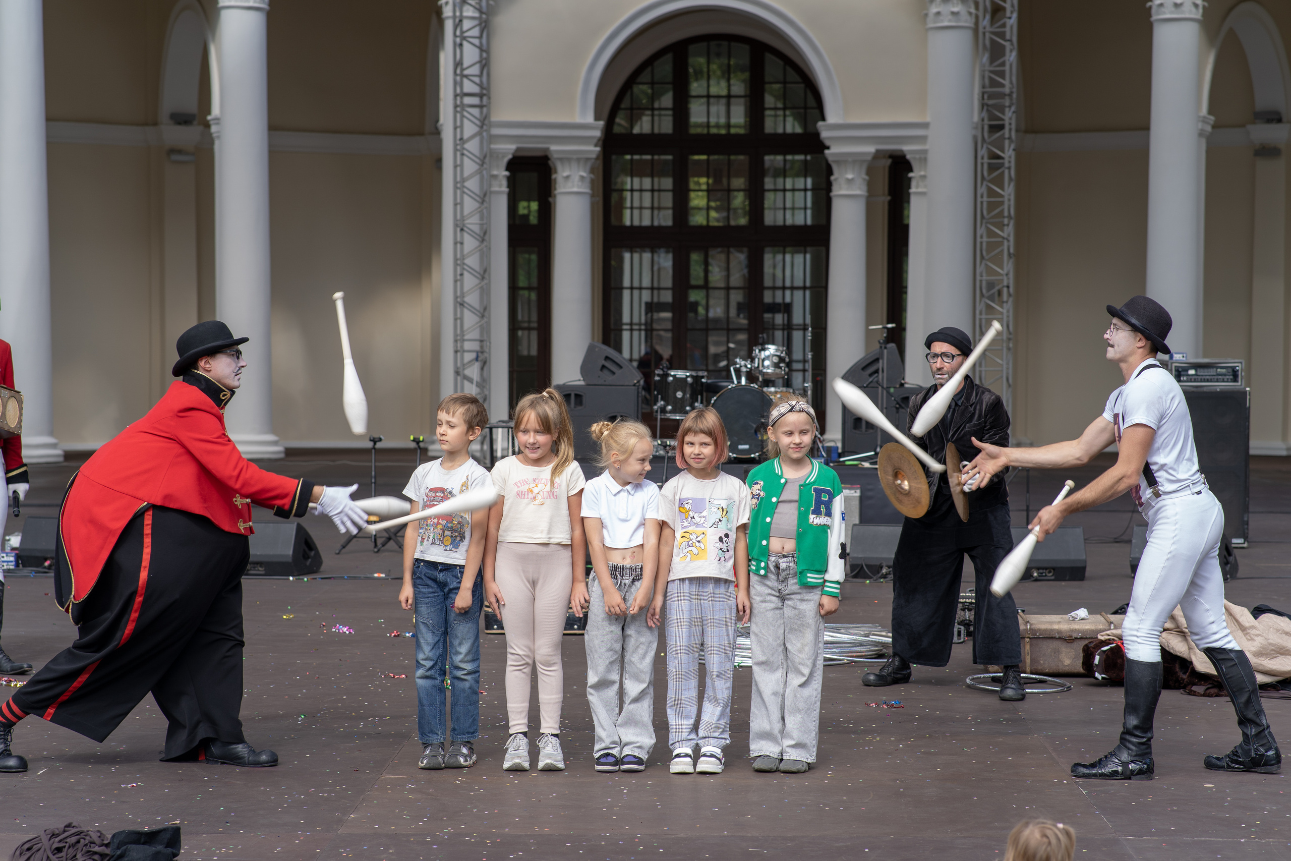 Уличный театр «Высокие Братья». ZAGLADIN Bureau