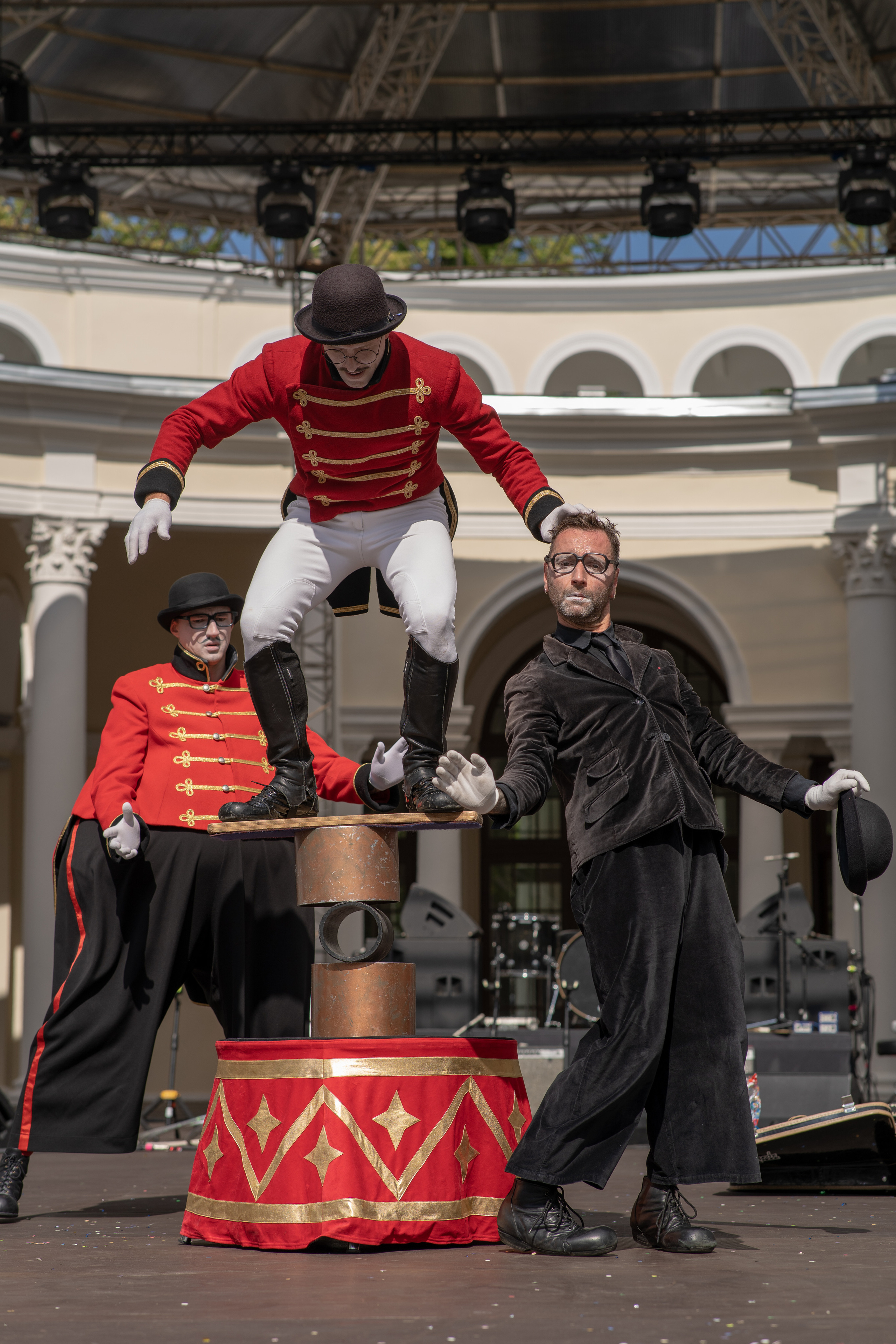 Уличный театр «Высокие Братья». ZAGLADIN Bureau