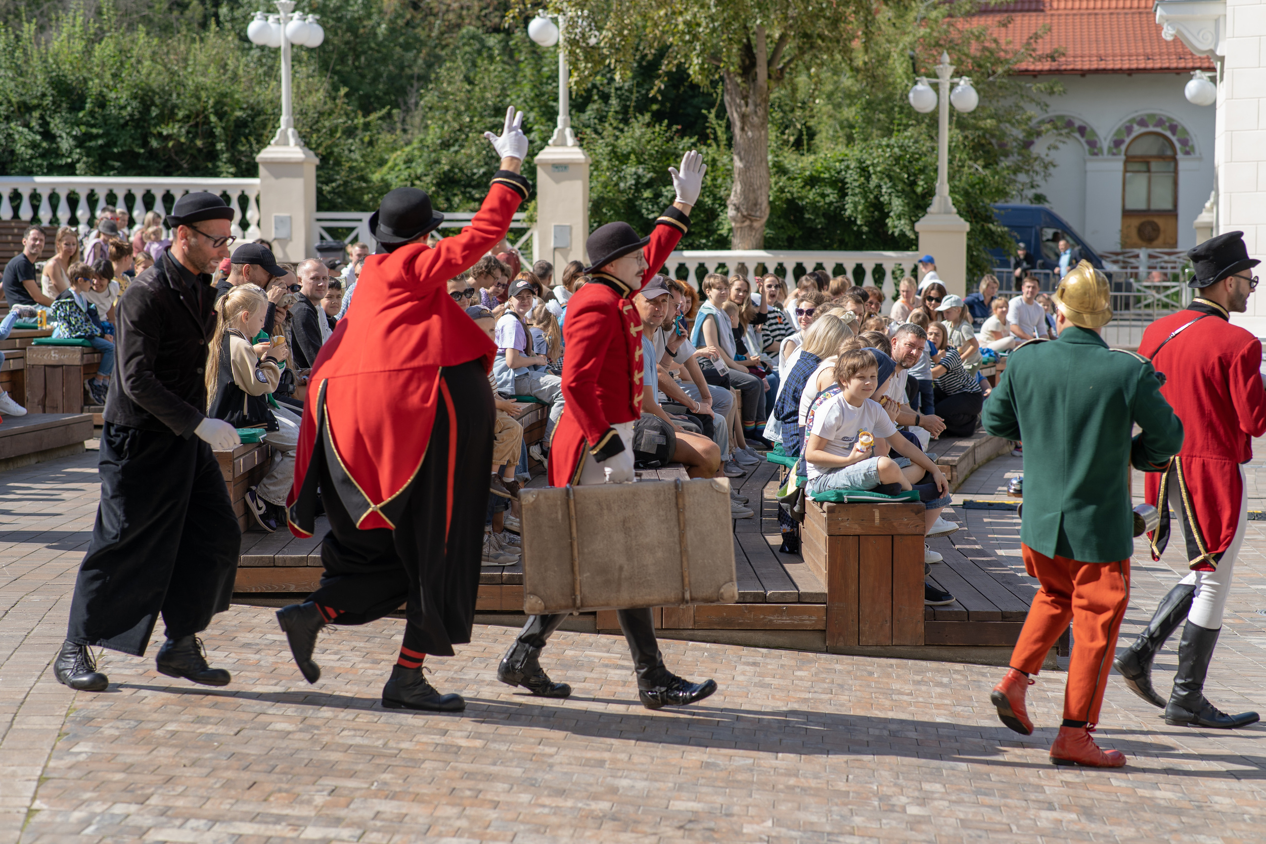 Уличный театр «Высокие Братья». ZAGLADIN Bureau
