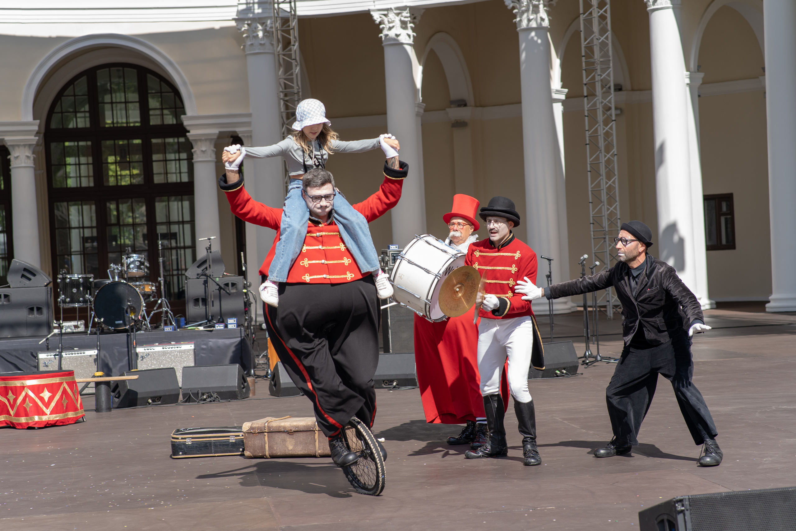 Уличный театр «Высокие Братья». ZAGLADIN Bureau