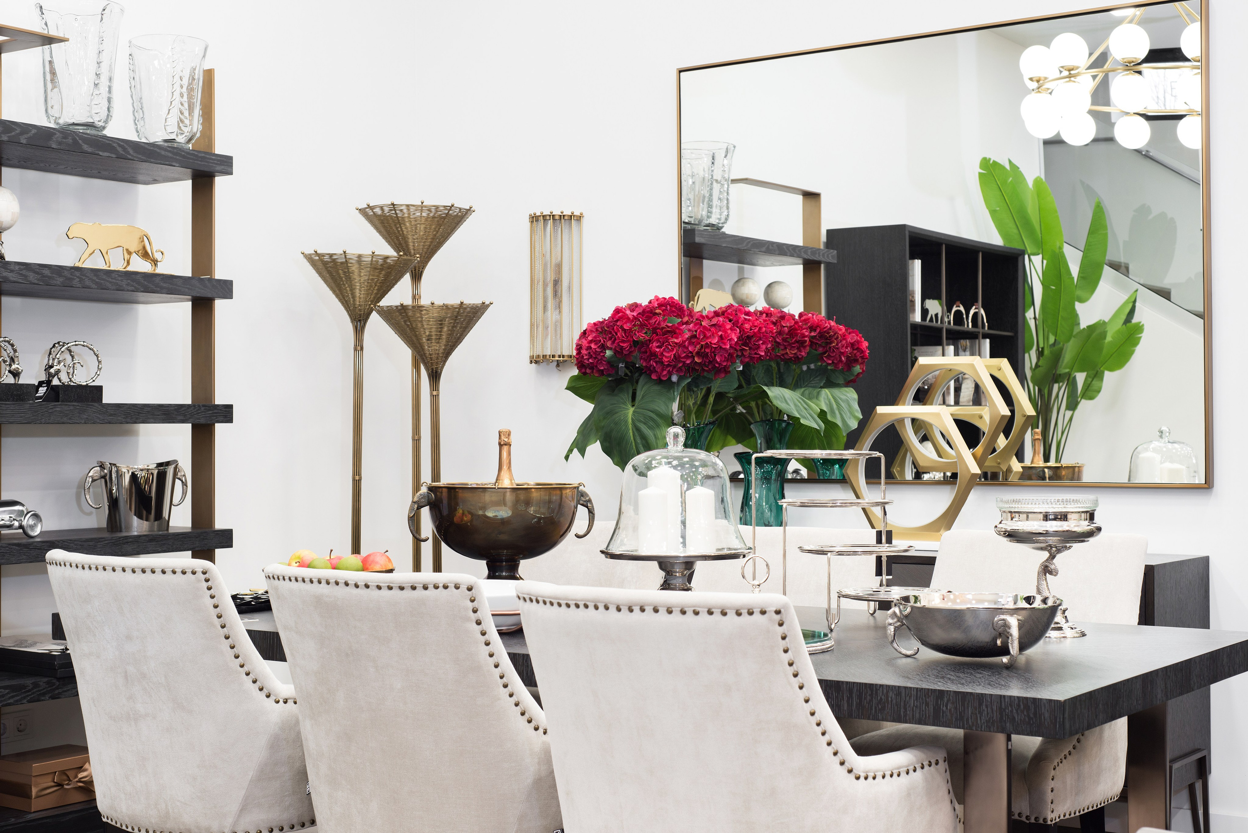 Столовая зона с белыми креслами и цветами на столе — профессиональная интерьерная съёмка ресторана или шоурума, Алматы