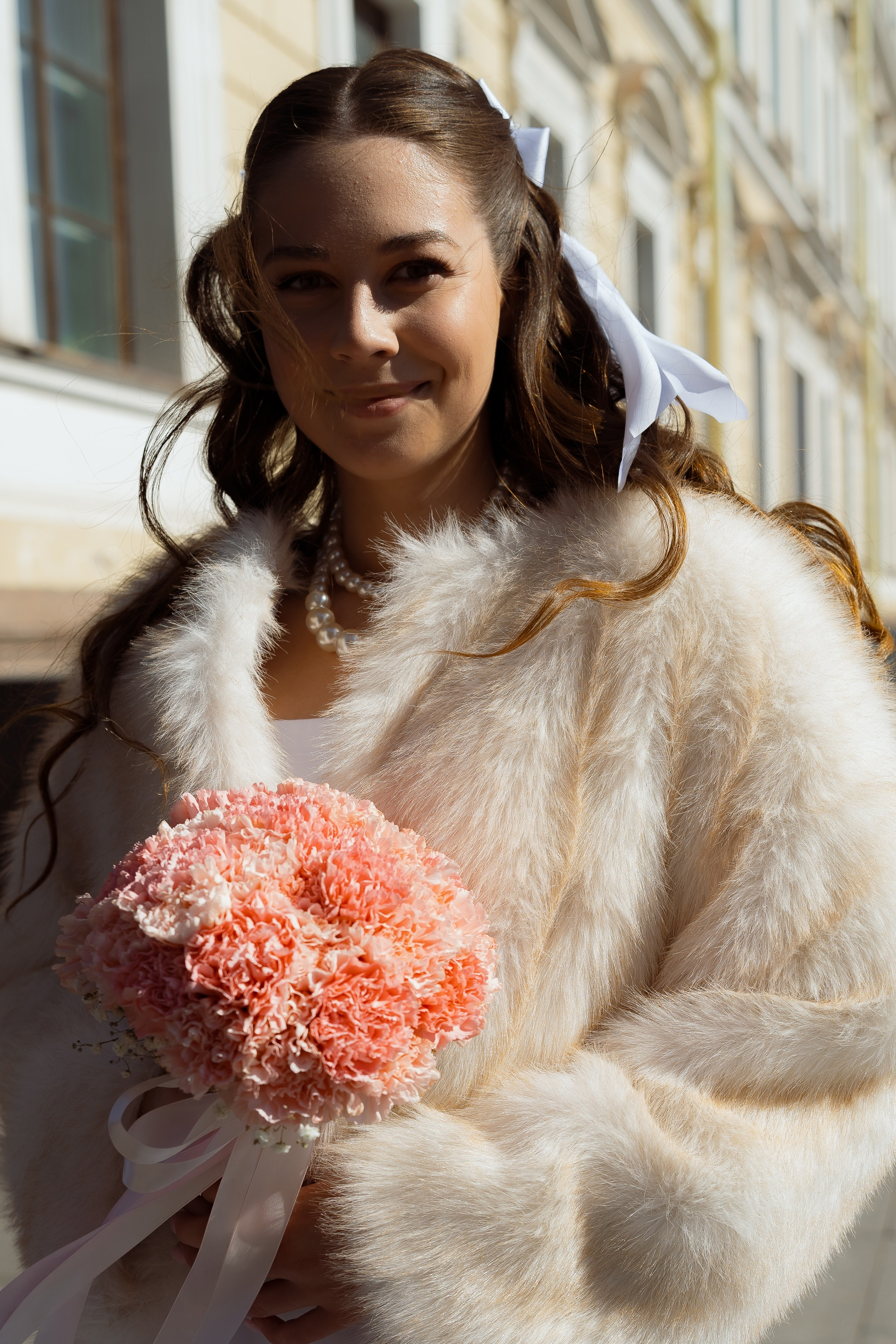 Портрет невесты с букетом в руках, весенняя свадебная фотосессия