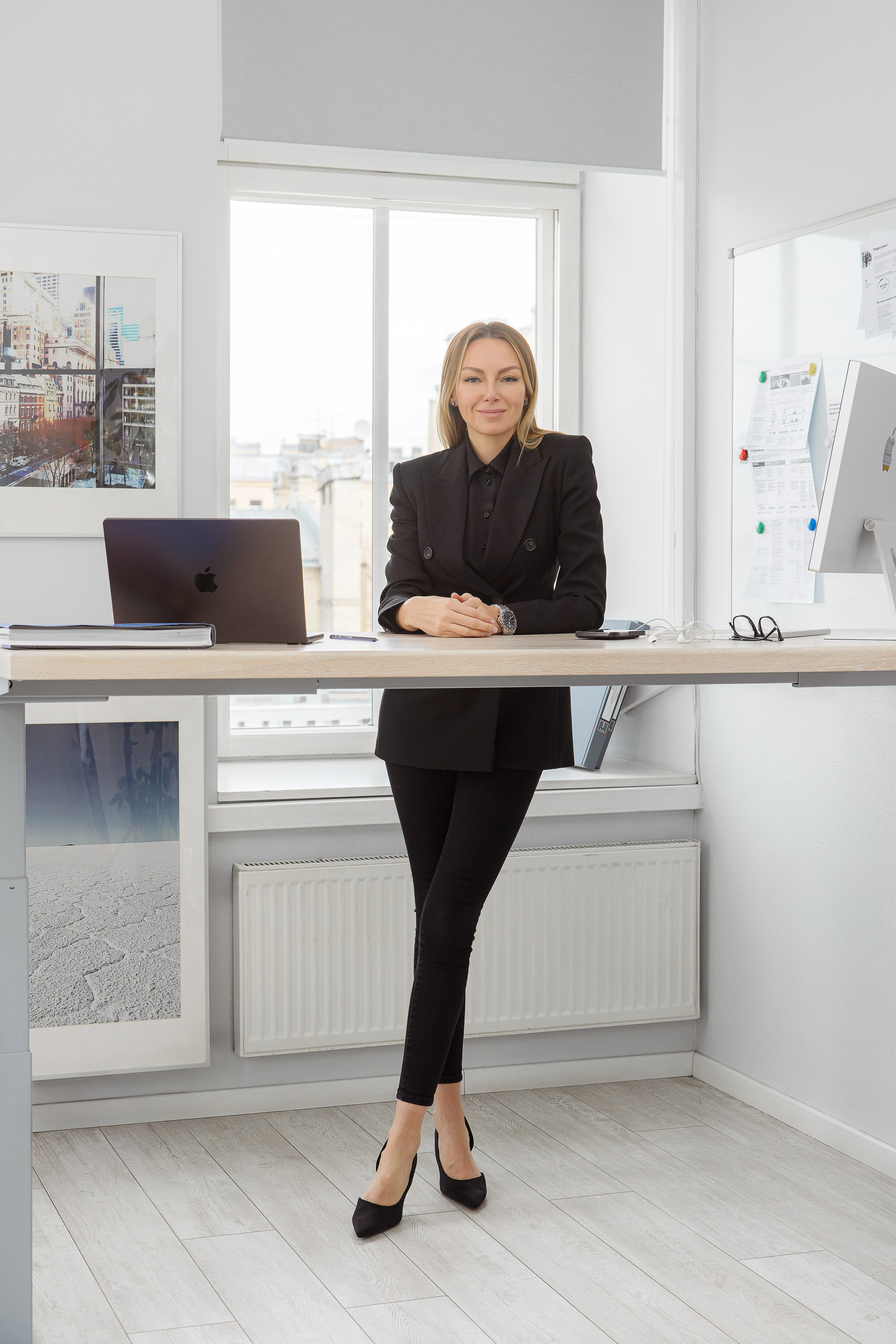 Девушка за столом у ноутбука в офисе