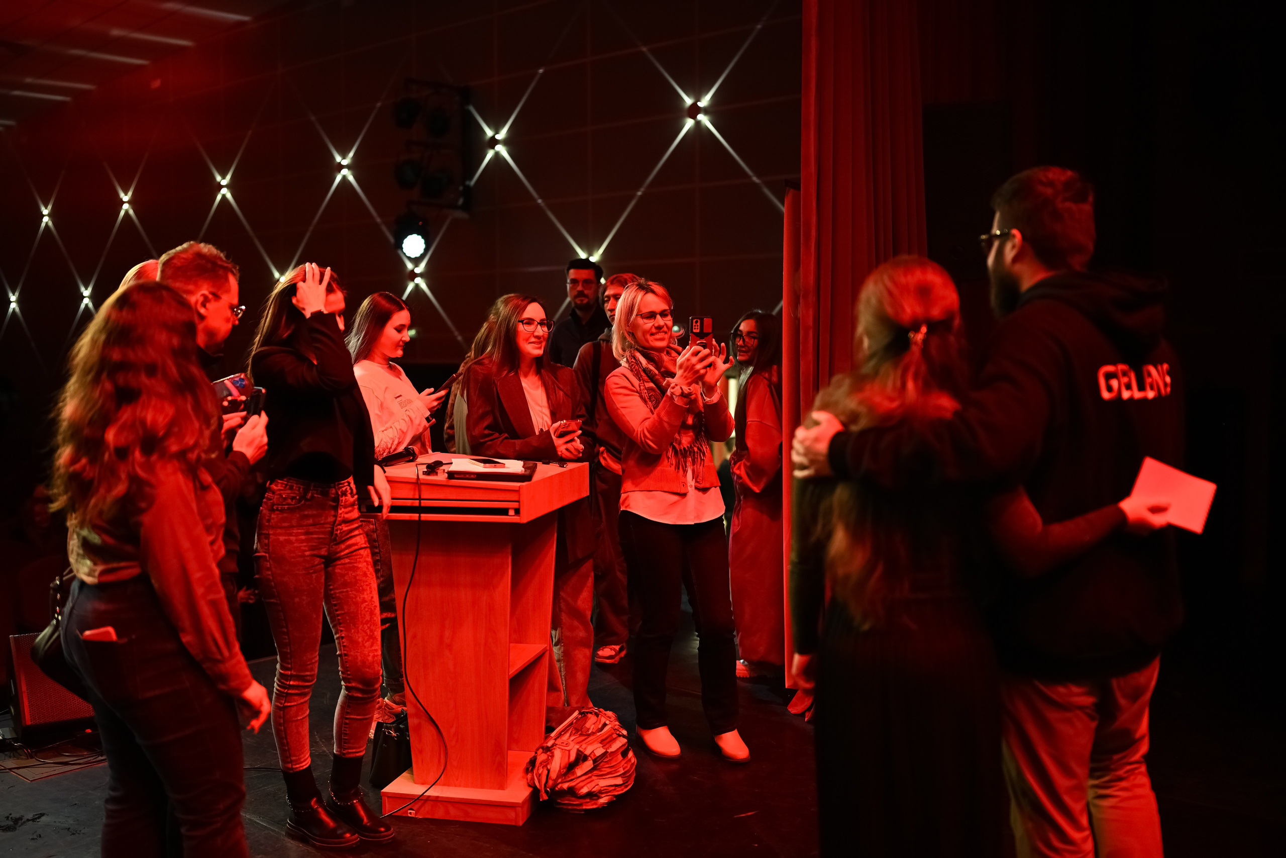 Сцена Portfolio Party 2025 в Казани с ведущим и зрителями, снято Алексеем Клейменовым