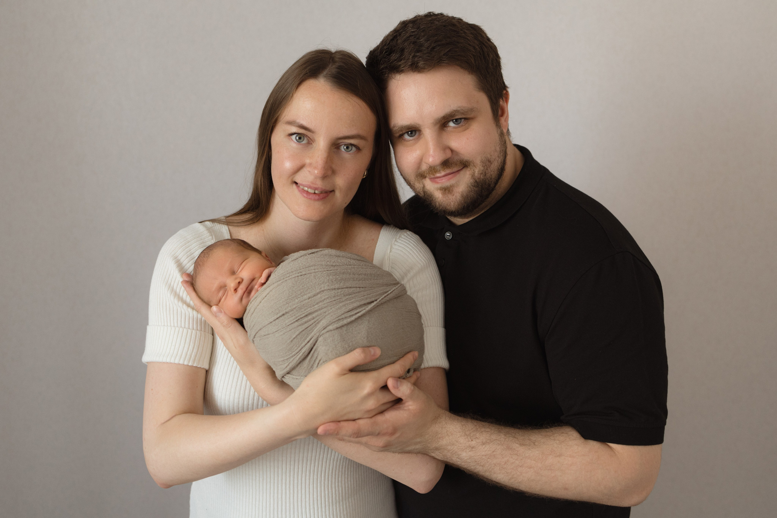 Мама и папа держат новорождённого на руках, домашняя съёмка, Vetaphoto