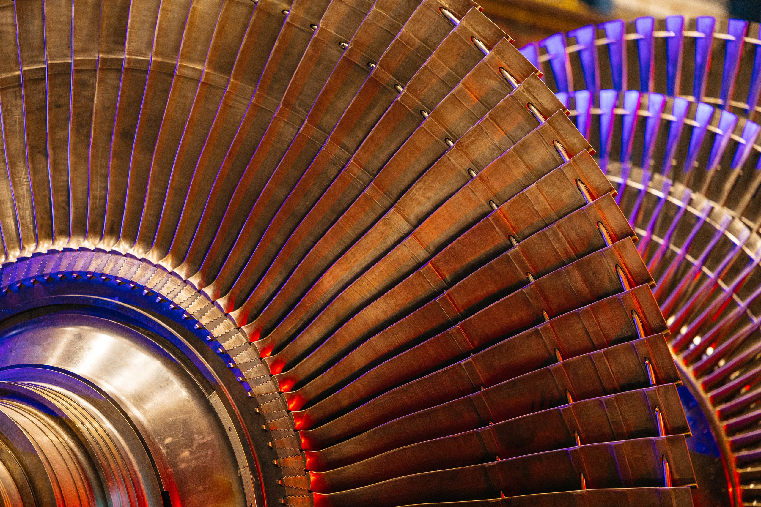 Яркая промышленная съёмка на стыке реальности и визуальных трендов